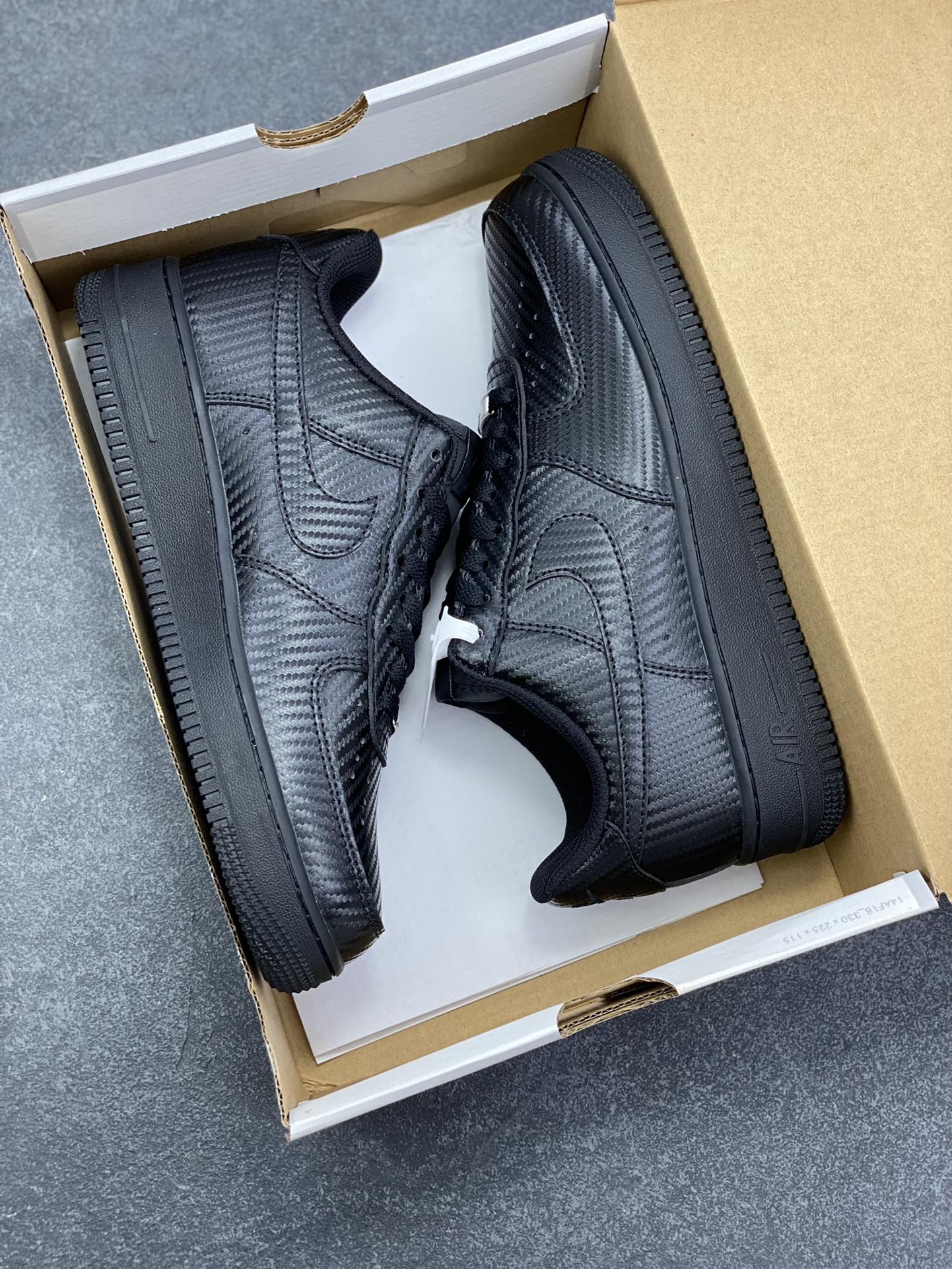 图片[9]-NK Air Force 1 空军一号 碳纤维全黑 原楦头原纸板 打造纯正空军版型#专注外贸渠道 全掌内置蜂窝气垫 #原盒配件 原厂中底钢印、拉帮完美 货号：HF2886-001 尺码：36 36.5 37.5 38 38.5 39 40 40.5 41 42 42.5 43 44 44.5 45-选品中心