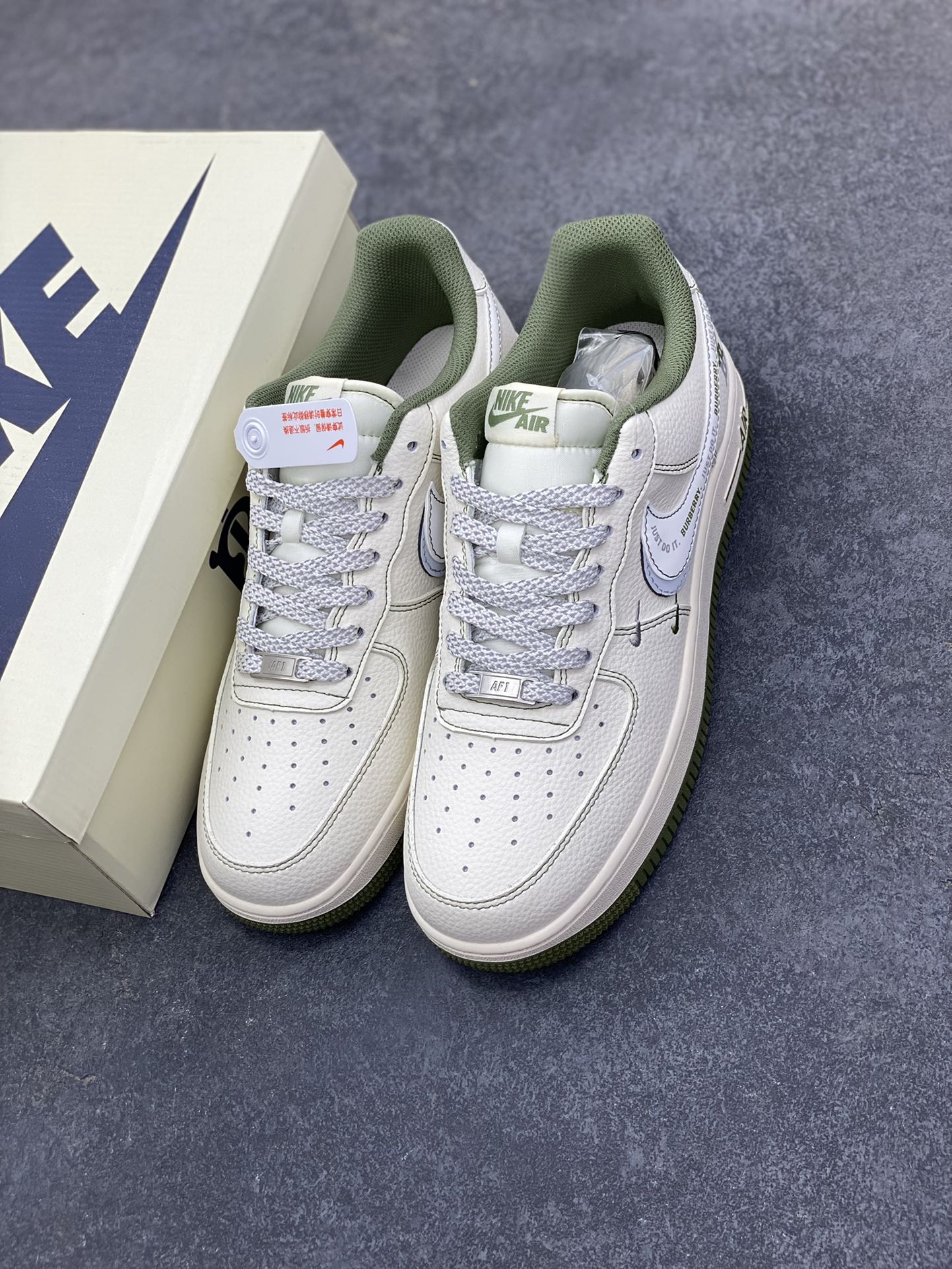 图片[8]-NIke Air Force 1 \’07 Low “巴宝莉联名——米军绿电绣”空军一号 低帮 运动鞋 休闲鞋 折边针车 工艺难度大 原楦头原纸板 原装鞋盒 定制五金配件 内置全掌气垫 原厂鞋底 货号：JP8028-003 尺码：36 36.5 37.5 38 38.5 39 40 40.5 41 42 42.5 43 44 44.5 45-选品中心