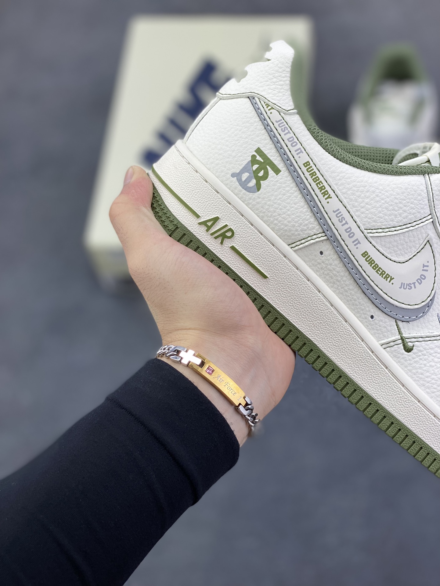 图片[6]-NIke Air Force 1 \’07 Low “巴宝莉联名——米军绿电绣”空军一号 低帮 运动鞋 休闲鞋 折边针车 工艺难度大 原楦头原纸板 原装鞋盒 定制五金配件 内置全掌气垫 原厂鞋底 货号：JP8028-003 尺码：36 36.5 37.5 38 38.5 39 40 40.5 41 42 42.5 43 44 44.5 45-选品中心