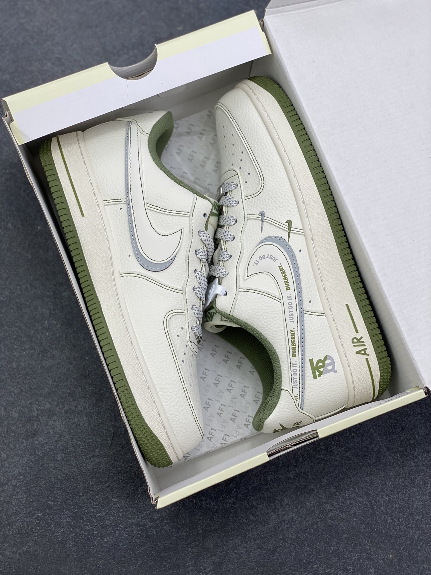 图片[9]-NIke Air Force 1 \’07 Low “巴宝莉联名——米军绿电绣”空军一号 低帮 运动鞋 休闲鞋 折边针车 工艺难度大 原楦头原纸板 原装鞋盒 定制五金配件 内置全掌气垫 原厂鞋底 货号：JP8028-003 尺码：36 36.5 37.5 38 38.5 39 40 40.5 41 42 42.5 43 44 44.5 45-选品中心