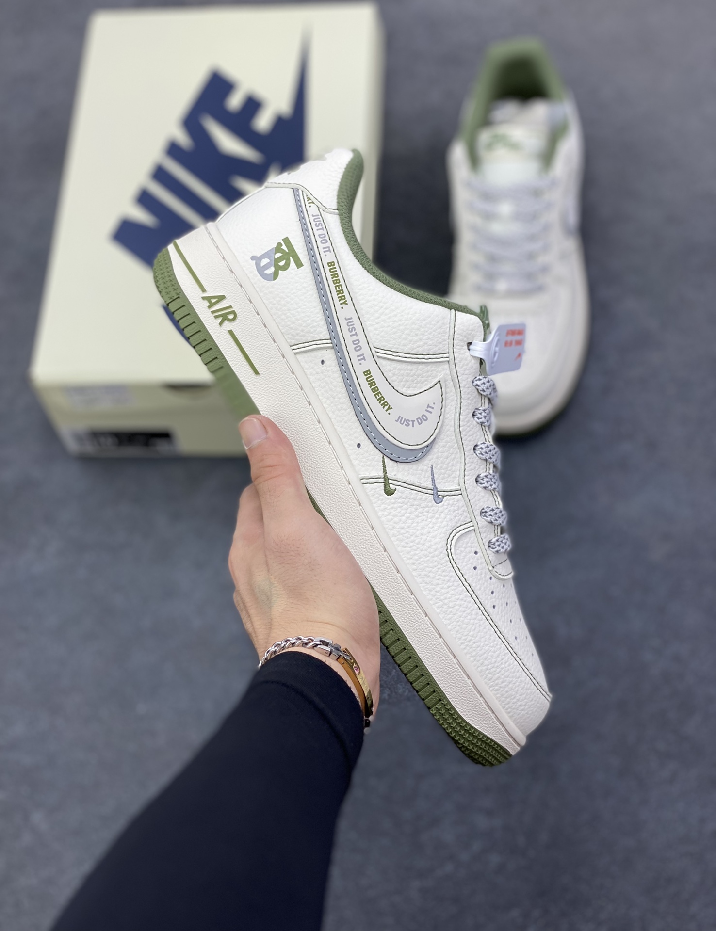 NIke Air Force 1 \'07 Low “巴宝莉联名——米军绿电绣”空军一号 低帮 运动鞋 休闲鞋 折边针车 工艺难度大 原楦头原纸板 原装鞋盒 定制五金配件 内置全掌气垫 原厂鞋底 货号：JP8028-003 尺码：36 36.5 37.5 38 38.5 39 40 40.5 41 42 42.5 43 44 44.5 45-选品中心