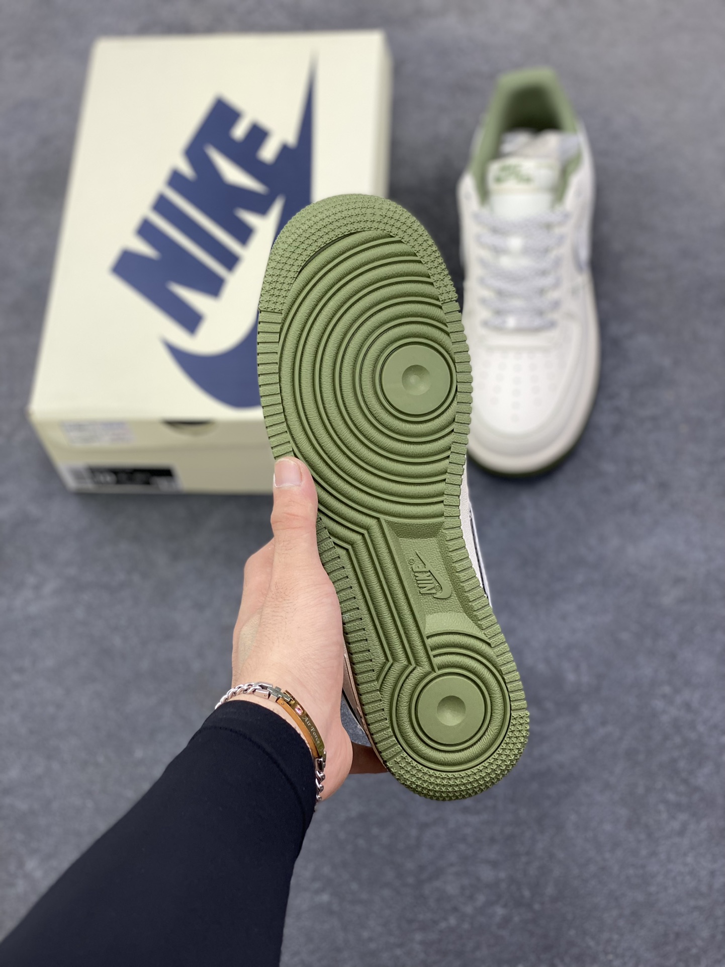 图片[5]-NIke Air Force 1 \’07 Low “巴宝莉联名——米军绿电绣”空军一号 低帮 运动鞋 休闲鞋 折边针车 工艺难度大 原楦头原纸板 原装鞋盒 定制五金配件 内置全掌气垫 原厂鞋底 货号：JP8028-003 尺码：36 36.5 37.5 38 38.5 39 40 40.5 41 42 42.5 43 44 44.5 45-选品中心