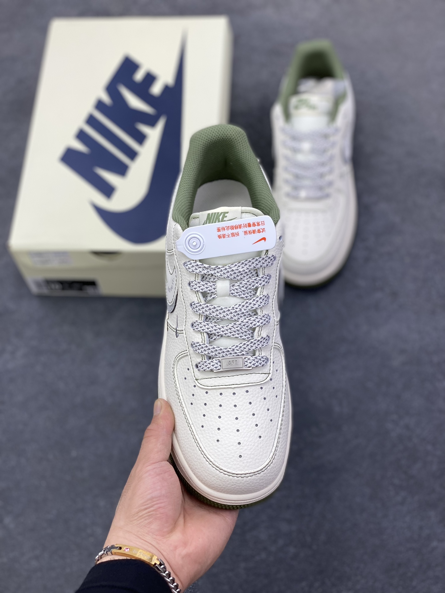 图片[2]-NIke Air Force 1 \’07 Low “巴宝莉联名——米军绿电绣”空军一号 低帮 运动鞋 休闲鞋 折边针车 工艺难度大 原楦头原纸板 原装鞋盒 定制五金配件 内置全掌气垫 原厂鞋底 货号：JP8028-003 尺码：36 36.5 37.5 38 38.5 39 40 40.5 41 42 42.5 43 44 44.5 45-选品中心