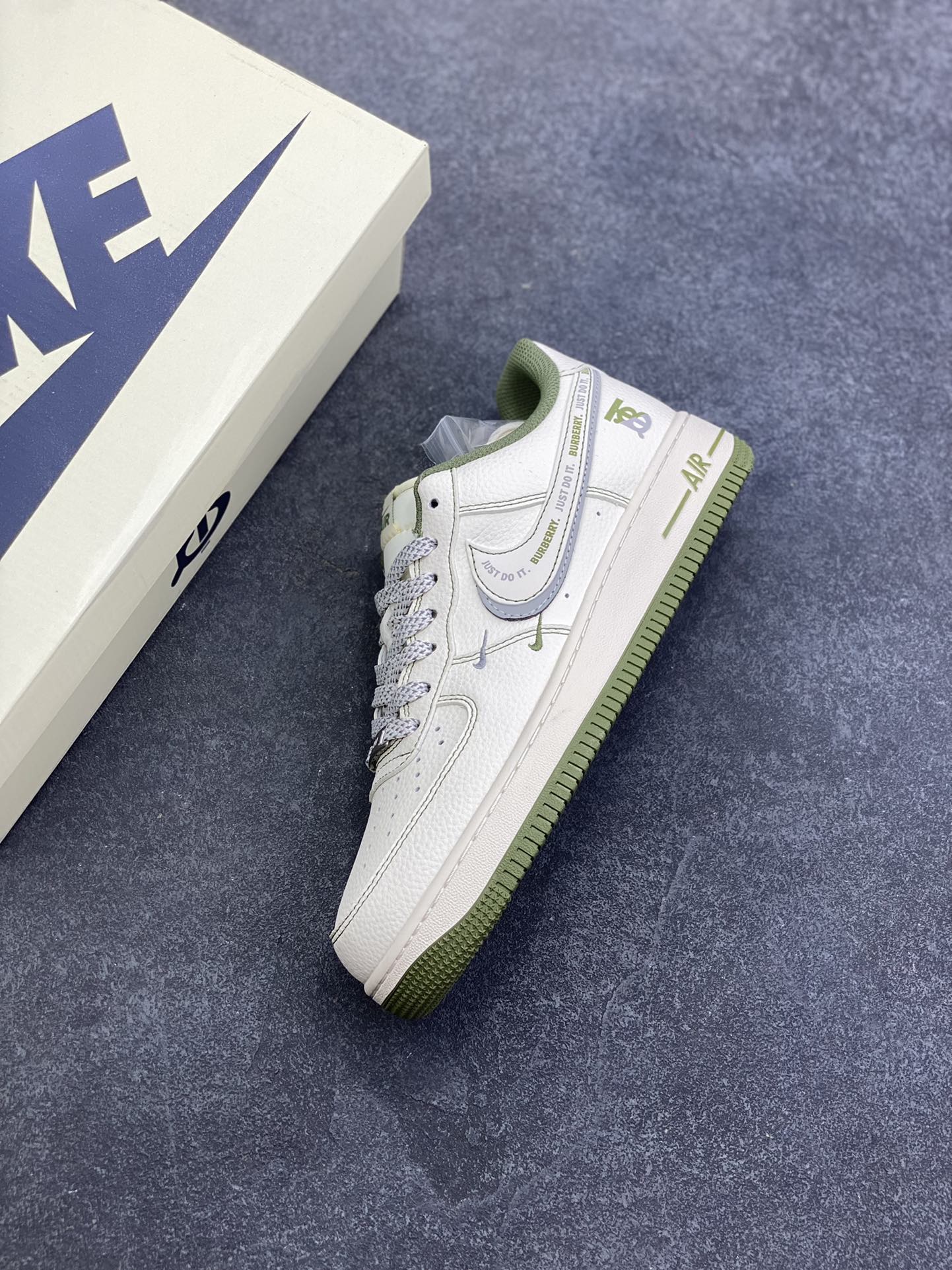 图片[7]-NIke Air Force 1 \’07 Low “巴宝莉联名——米军绿电绣”空军一号 低帮 运动鞋 休闲鞋 折边针车 工艺难度大 原楦头原纸板 原装鞋盒 定制五金配件 内置全掌气垫 原厂鞋底 货号：JP8028-003 尺码：36 36.5 37.5 38 38.5 39 40 40.5 41 42 42.5 43 44 44.5 45-选品中心