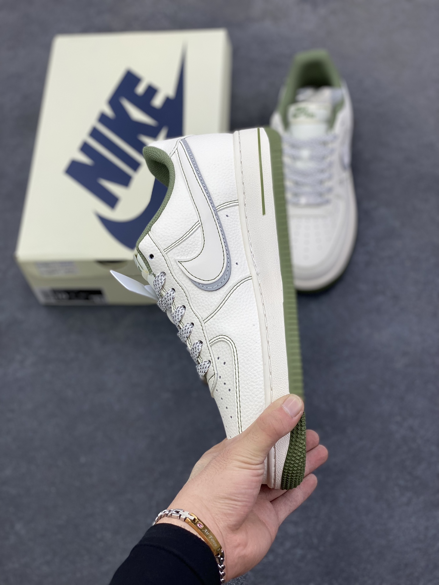 图片[3]-NIke Air Force 1 \’07 Low “巴宝莉联名——米军绿电绣”空军一号 低帮 运动鞋 休闲鞋 折边针车 工艺难度大 原楦头原纸板 原装鞋盒 定制五金配件 内置全掌气垫 原厂鞋底 货号：JP8028-003 尺码：36 36.5 37.5 38 38.5 39 40 40.5 41 42 42.5 43 44 44.5 45-选品中心