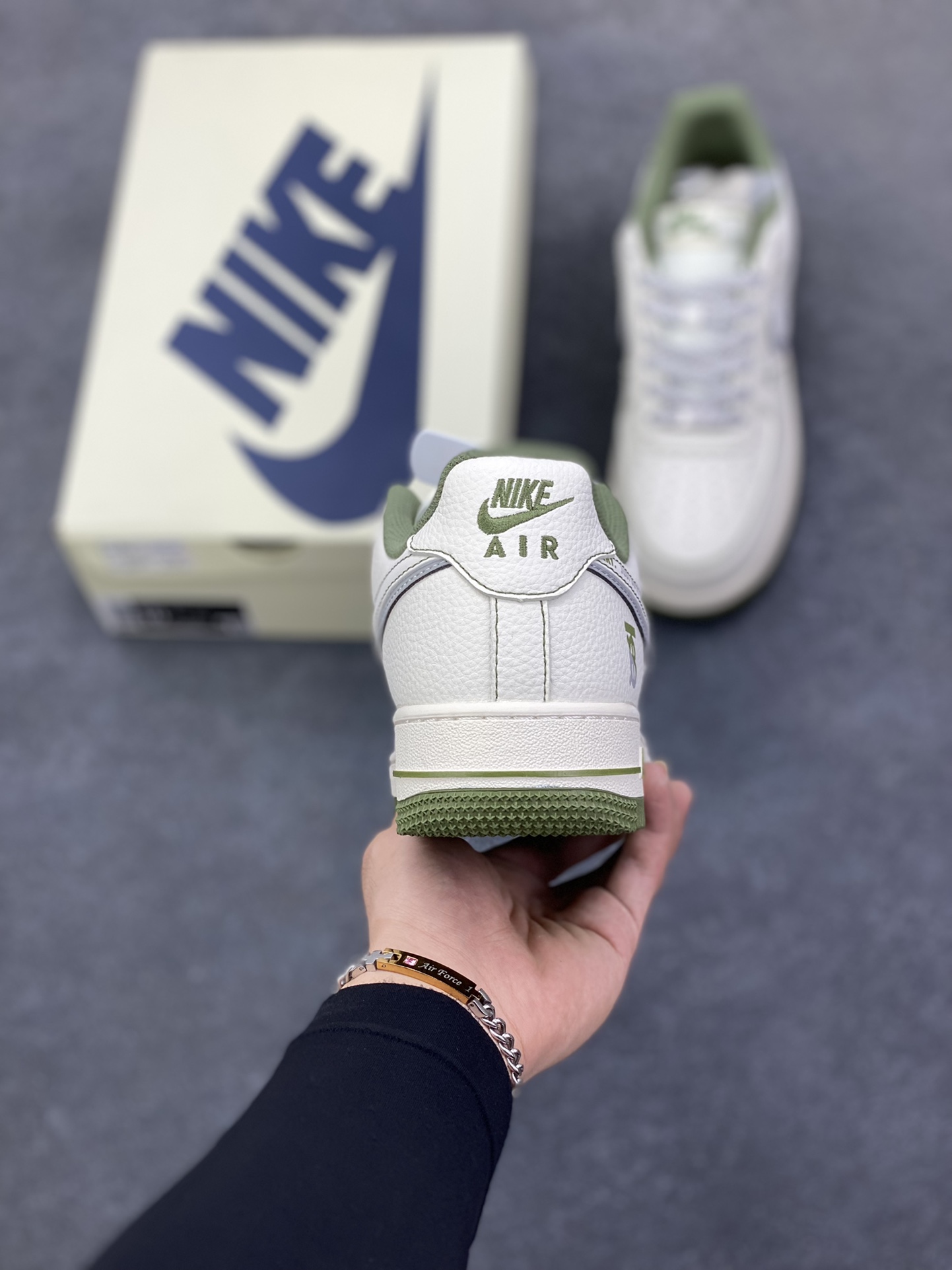 图片[4]-NIke Air Force 1 \’07 Low “巴宝莉联名——米军绿电绣”空军一号 低帮 运动鞋 休闲鞋 折边针车 工艺难度大 原楦头原纸板 原装鞋盒 定制五金配件 内置全掌气垫 原厂鞋底 货号：JP8028-003 尺码：36 36.5 37.5 38 38.5 39 40 40.5 41 42 42.5 43 44 44.5 45-选品中心