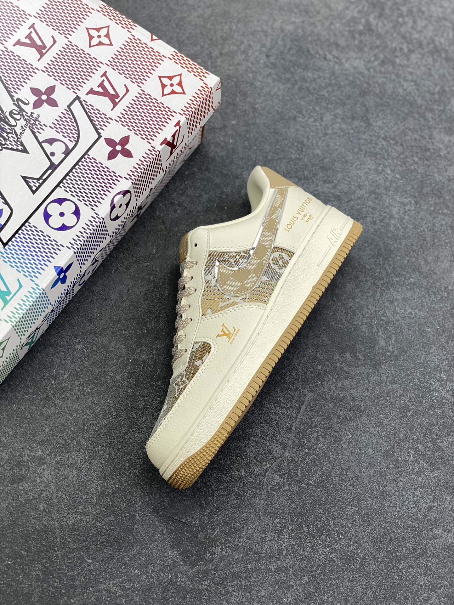 图片[7]-高端定制Nike Air Force 1 \’07 Low “路易威登LV联名— 米白黄帆布印花” 高端定制 低帮休闲板鞋 定制鞋盒 大厂纯原品质出货 超高清洁度 皮料切割干净无任何毛边 细节完美 货号：XL1979-107 尺码：36 36.5 37.5 38 38.5 39 40 40.5 41 42 42.5 43 44 44.5 45-选品中心