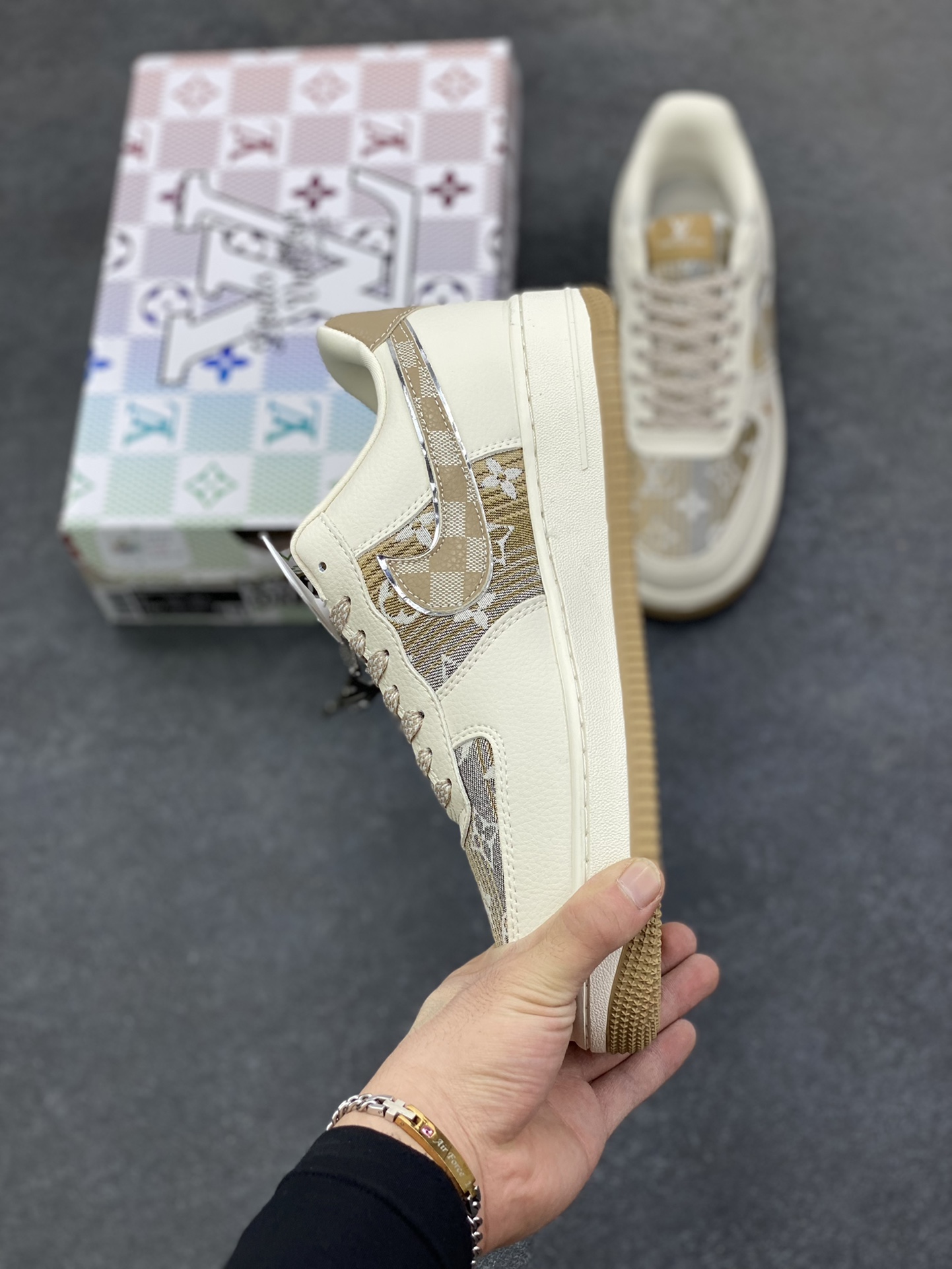 图片[3]-高端定制Nike Air Force 1 \’07 Low “路易威登LV联名— 米白黄帆布印花” 高端定制 低帮休闲板鞋 定制鞋盒 大厂纯原品质出货 超高清洁度 皮料切割干净无任何毛边 细节完美 货号：XL1979-107 尺码：36 36.5 37.5 38 38.5 39 40 40.5 41 42 42.5 43 44 44.5 45-选品中心