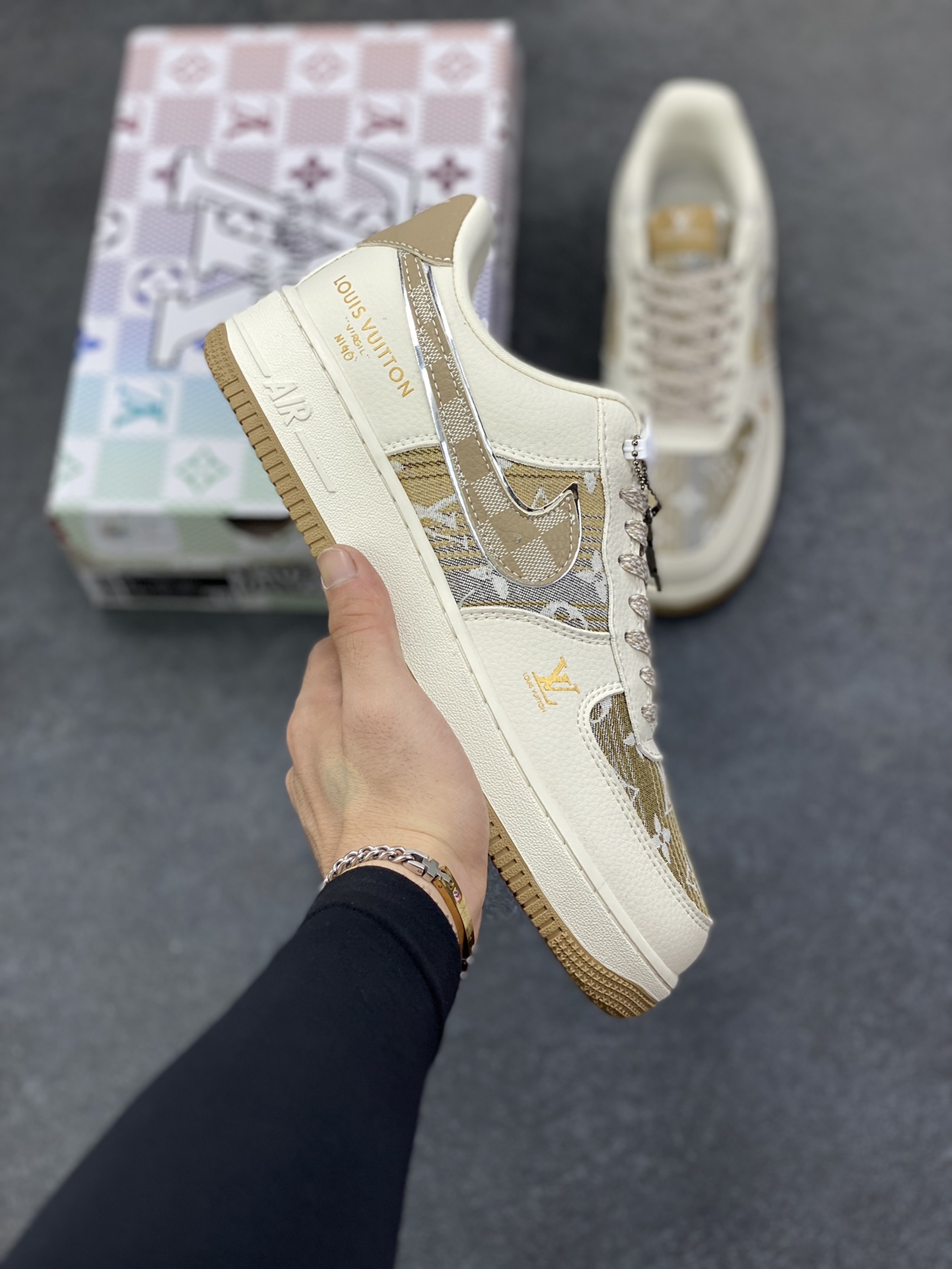 高端定制Nike Air Force 1 \'07 Low “路易威登LV联名--- 米白黄帆布印花” 高端定制 低帮休闲板鞋 定制鞋盒 大厂纯原品质出货 超高清洁度 皮料切割干净无任何毛边 细节完美 货号：XL1979-107 尺码：36 36.5 37.5 38 38.5 39 40 40.5 41 42 42.5 43 44 44.5 45-选品中心