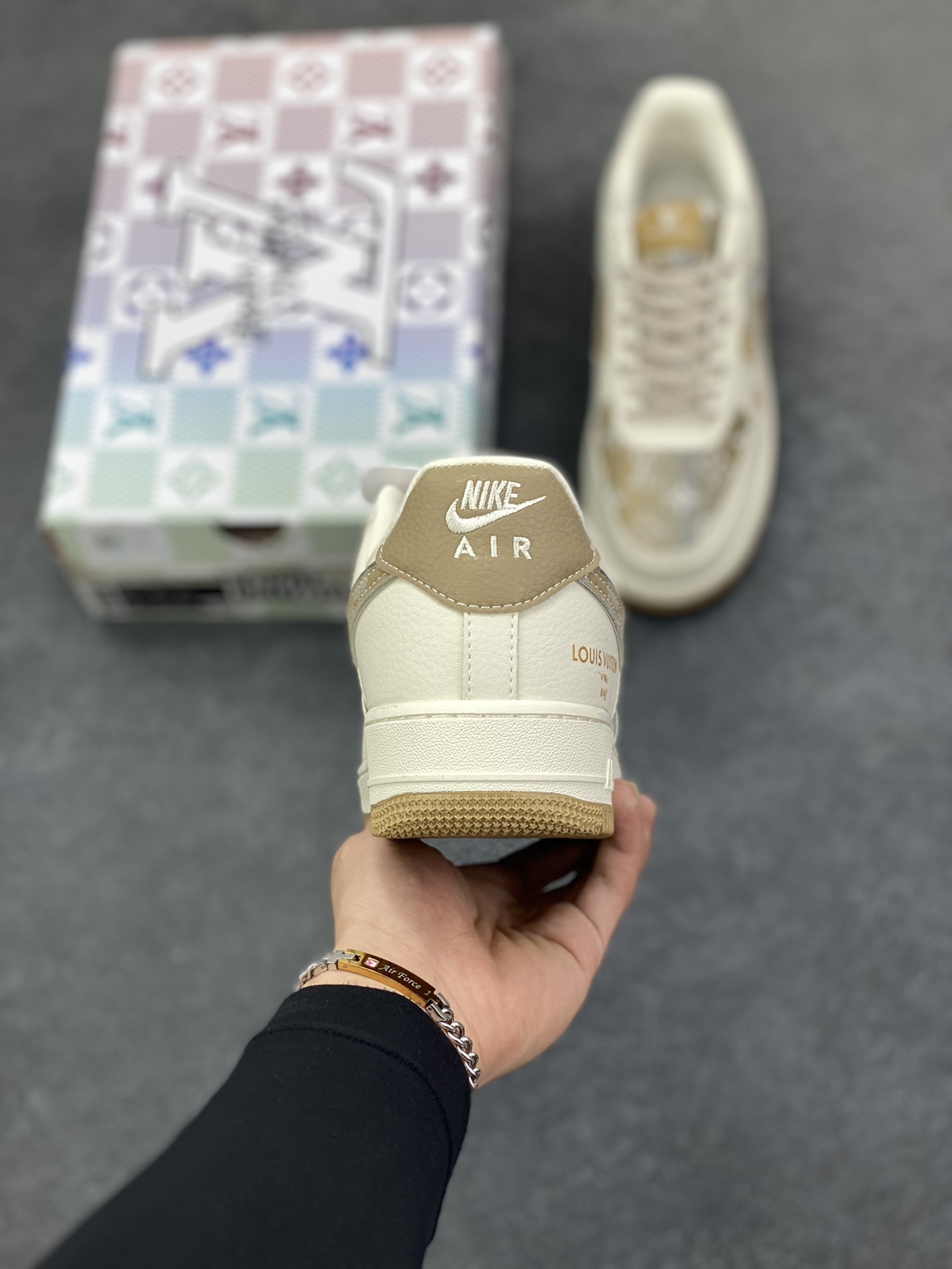 图片[4]-高端定制Nike Air Force 1 \’07 Low “路易威登LV联名— 米白黄帆布印花” 高端定制 低帮休闲板鞋 定制鞋盒 大厂纯原品质出货 超高清洁度 皮料切割干净无任何毛边 细节完美 货号：XL1979-107 尺码：36 36.5 37.5 38 38.5 39 40 40.5 41 42 42.5 43 44 44.5 45-选品中心
