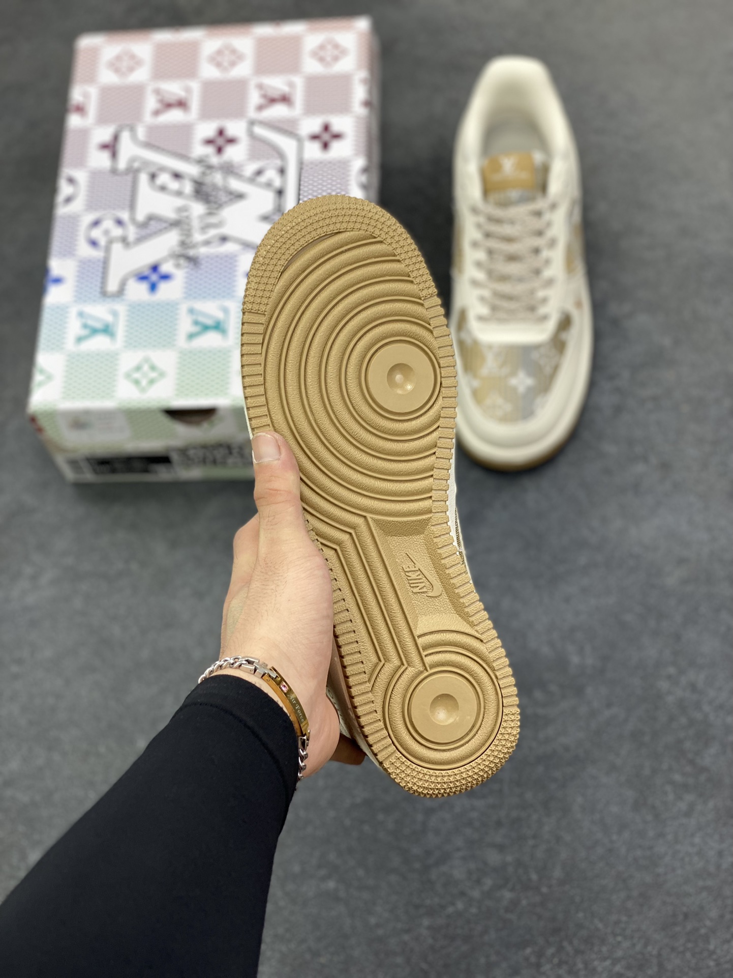 图片[5]-高端定制Nike Air Force 1 \’07 Low “路易威登LV联名— 米白黄帆布印花” 高端定制 低帮休闲板鞋 定制鞋盒 大厂纯原品质出货 超高清洁度 皮料切割干净无任何毛边 细节完美 货号：XL1979-107 尺码：36 36.5 37.5 38 38.5 39 40 40.5 41 42 42.5 43 44 44.5 45-选品中心