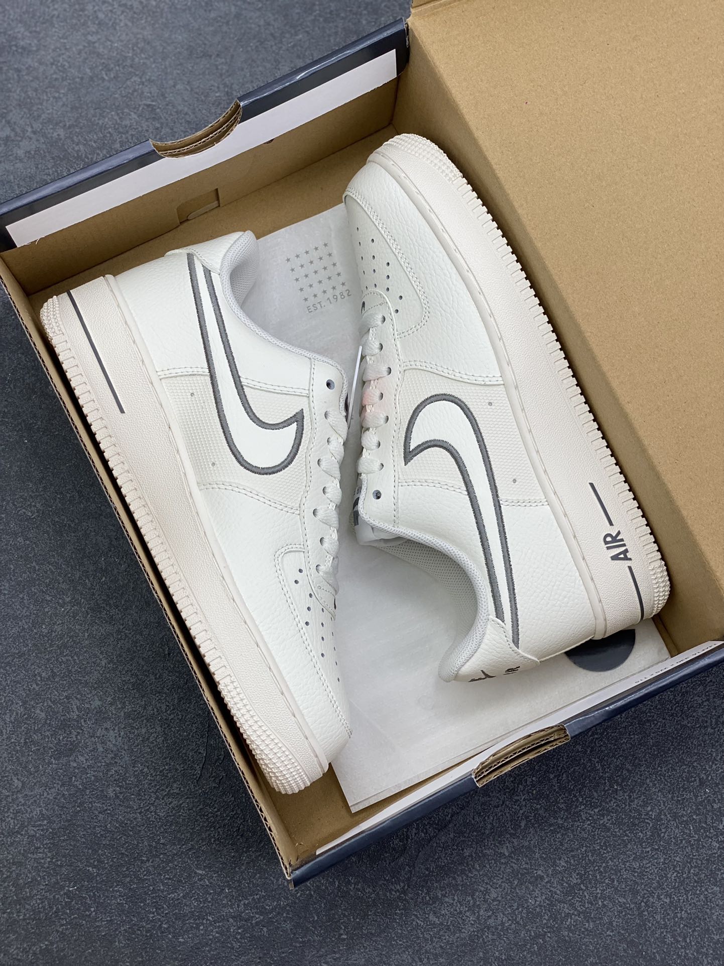 图片[9]-Air Force 1 Nike Low 米色 原楦头原纸板 打造纯正空军版型 专注外贸渠道 全掌内置蜂窝气垫 #原盒配件 原厂中底钢印、拉帮完美 货号：IB7677-101 尺码：36 36.5 37.5 38 38.5 39 40 40.5 41 42 42.5 43 44 44.5 45-选品中心