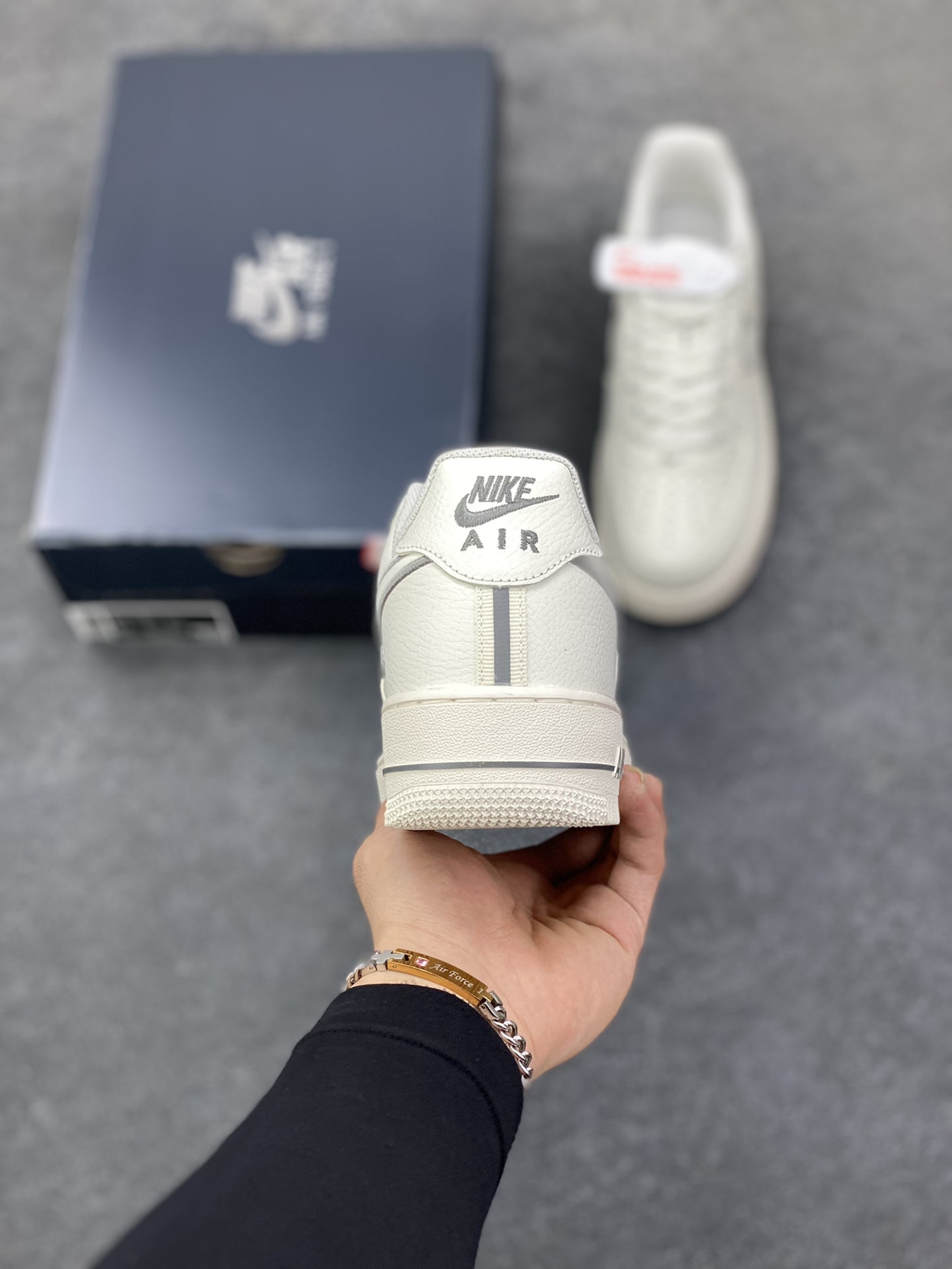 图片[4]-Air Force 1 Nike Low 米色 原楦头原纸板 打造纯正空军版型 专注外贸渠道 全掌内置蜂窝气垫 #原盒配件 原厂中底钢印、拉帮完美 货号：IB7677-101 尺码：36 36.5 37.5 38 38.5 39 40 40.5 41 42 42.5 43 44 44.5 45-选品中心