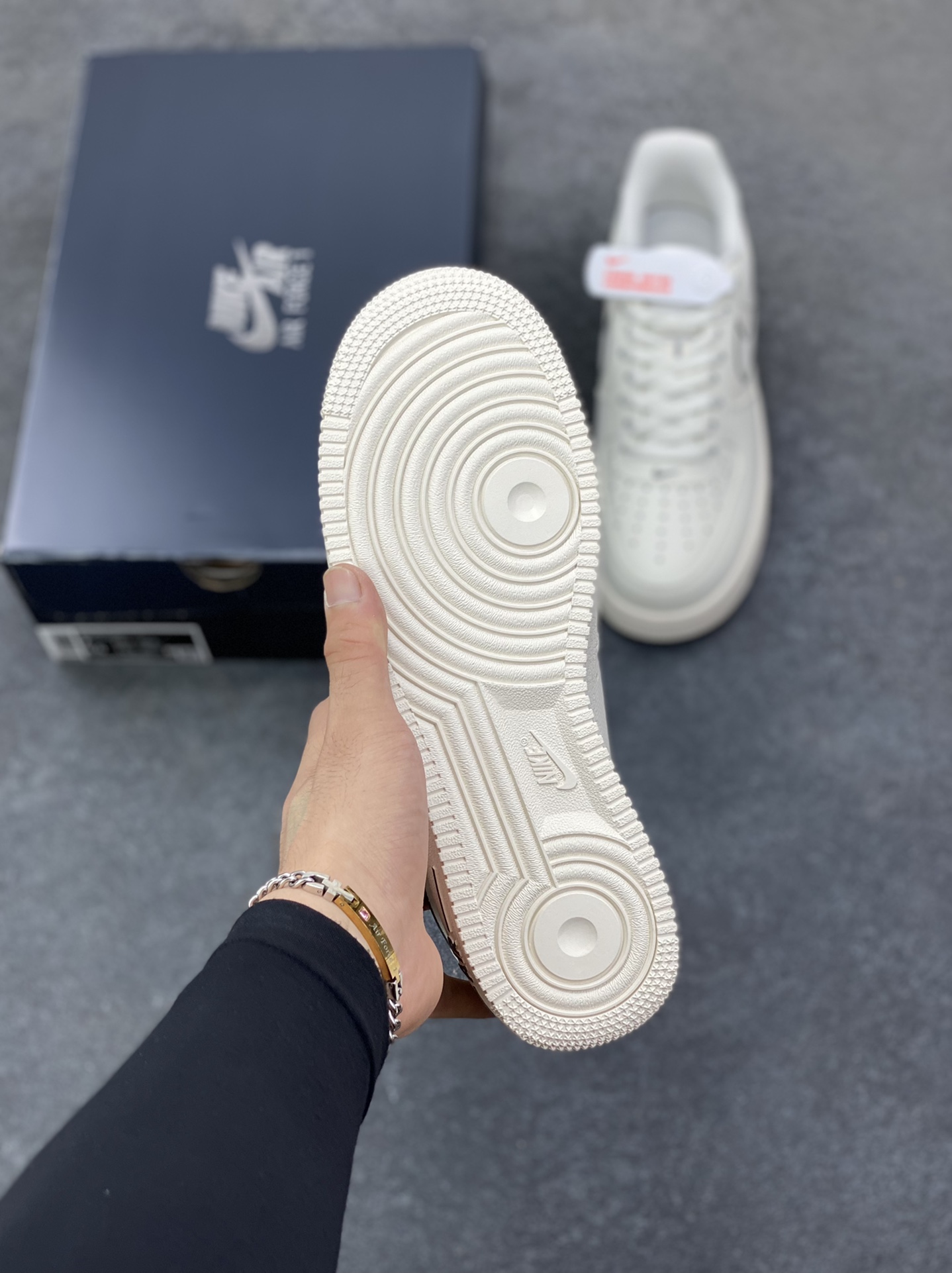 图片[5]-Air Force 1 Nike Low 米色 原楦头原纸板 打造纯正空军版型 专注外贸渠道 全掌内置蜂窝气垫 #原盒配件 原厂中底钢印、拉帮完美 货号：IB7677-101 尺码：36 36.5 37.5 38 38.5 39 40 40.5 41 42 42.5 43 44 44.5 45-选品中心