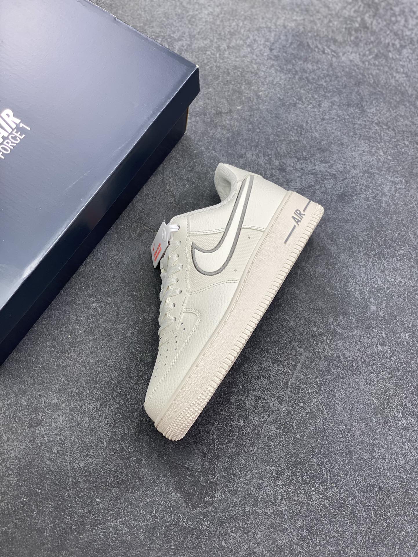 图片[7]-Air Force 1 Nike Low 米色 原楦头原纸板 打造纯正空军版型 专注外贸渠道 全掌内置蜂窝气垫 #原盒配件 原厂中底钢印、拉帮完美 货号：IB7677-101 尺码：36 36.5 37.5 38 38.5 39 40 40.5 41 42 42.5 43 44 44.5 45-选品中心