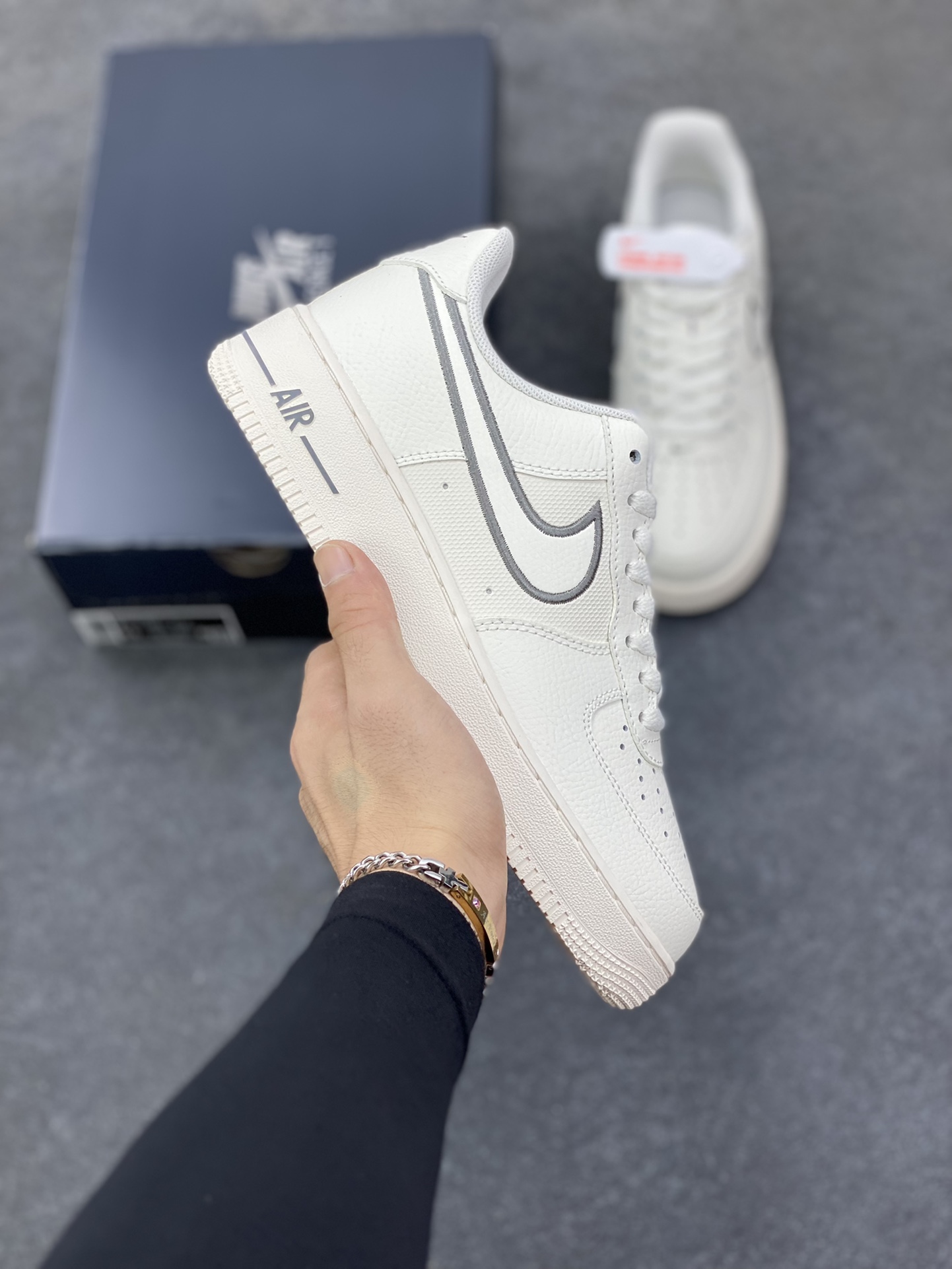 Air Force 1 Nike Low 米色 原楦头原纸板 打造纯正空军版型 专注外贸渠道 全掌内置蜂窝气垫 #原盒配件 原厂中底钢印、拉帮完美 货号：IB7677-101 尺码：36 36.5 37.5 38 38.5 39 40 40.5 41 42 42.5 43 44 44.5 45-选品中心