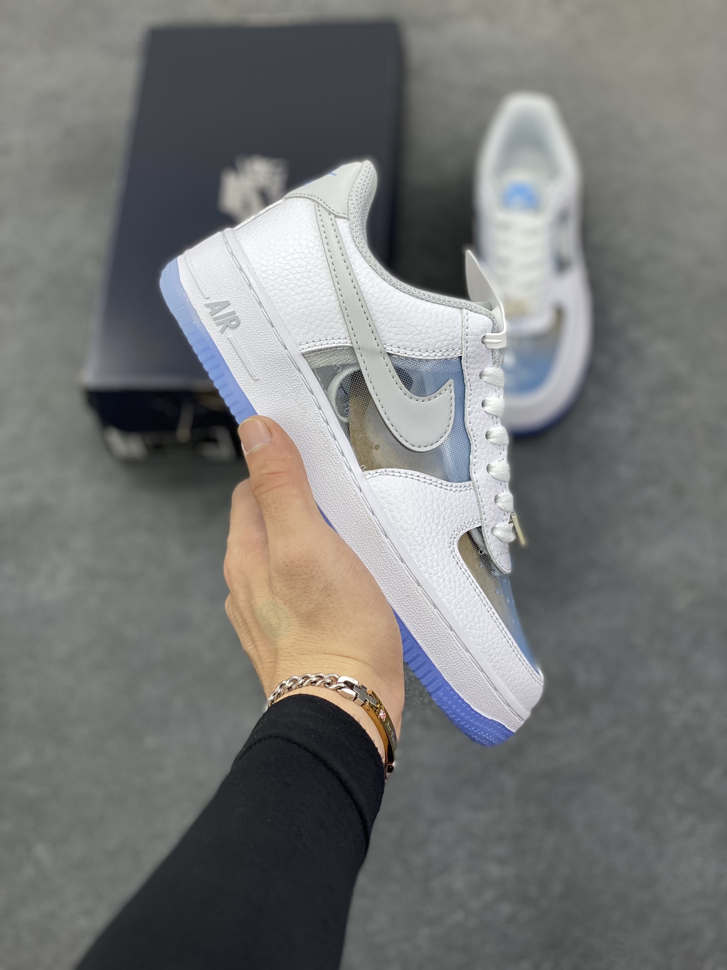 NK Air Force 1 空军一号 透明白蓝 原楦头原纸板 打造纯正空军版型#专注外贸渠道 全掌内置蜂窝气垫 #原盒配件 原厂中底钢印、拉帮完美 货号：IB5724-100 尺码：36 36.5 37.5 38 38.5 39 40 40.5 41 42 42.5 43 44 44.5 45-选品中心