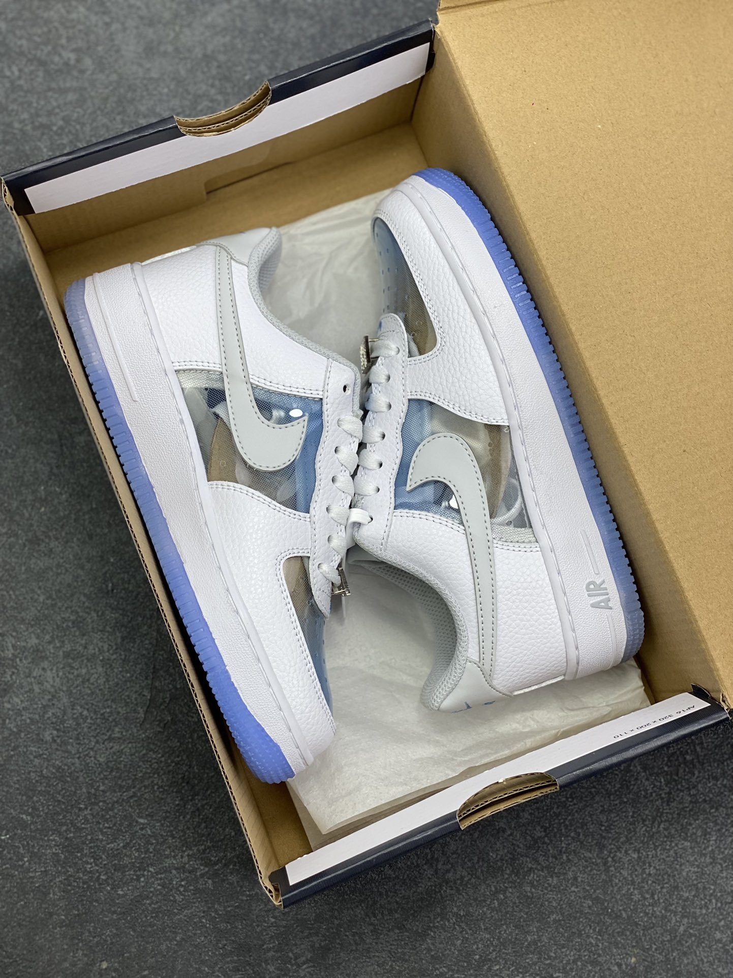 图片[9]-NK Air Force 1 空军一号 透明白蓝 原楦头原纸板 打造纯正空军版型#专注外贸渠道 全掌内置蜂窝气垫 #原盒配件 原厂中底钢印、拉帮完美 货号：IB5724-100 尺码：36 36.5 37.5 38 38.5 39 40 40.5 41 42 42.5 43 44 44.5 45-选品中心