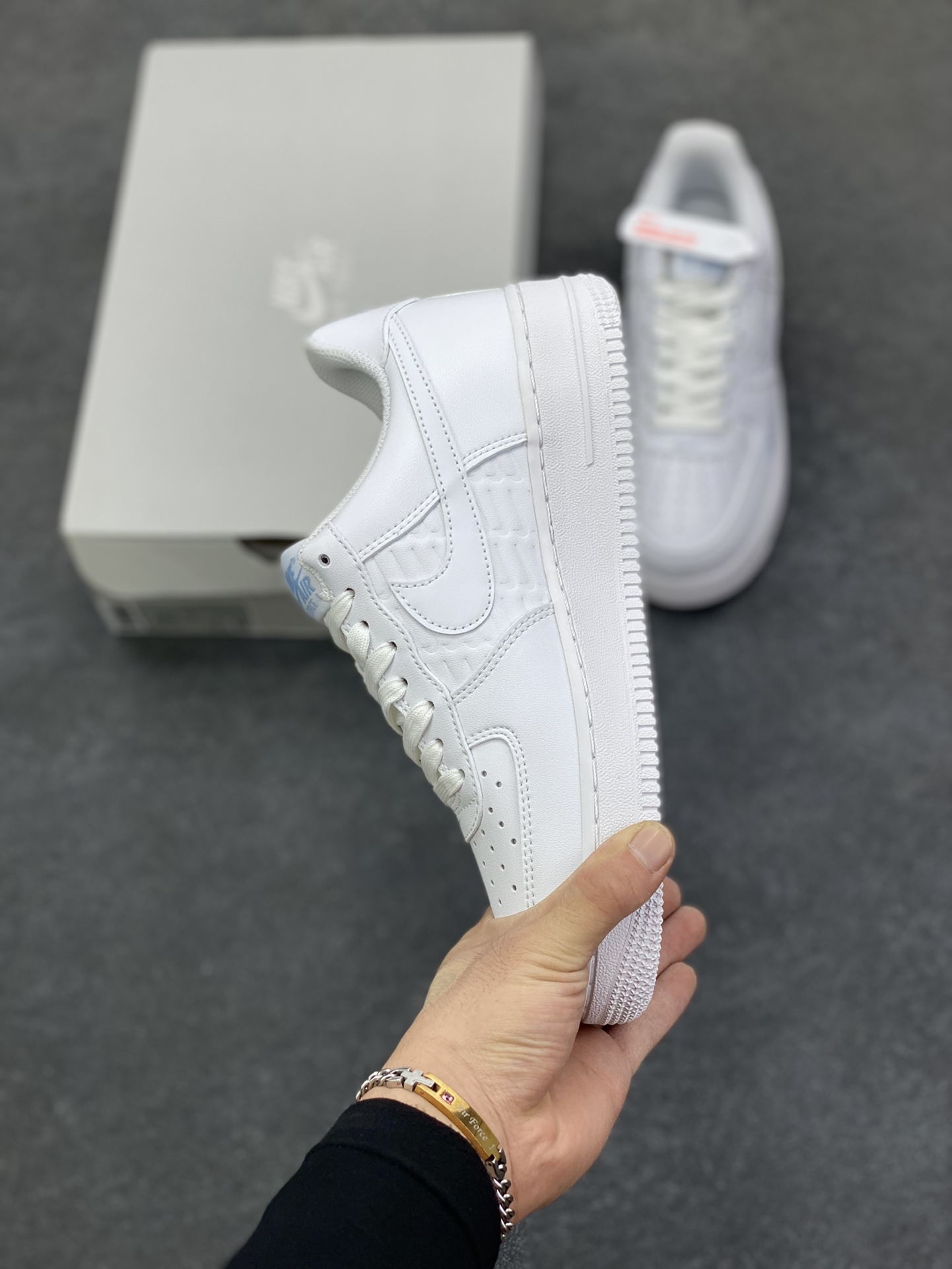 图片[3]-NK Air Force 1 空军一号 压印浮雕小勾 原楦头原纸板 打造纯正空军版型#专注外贸渠道 全掌内置蜂窝气垫 #原盒配件 原厂中底钢印、拉帮完美 货号：IH4475-100 尺码：36 36.5 37.5 38 38.5 39 40 40.5 41 42 42.5 43 44 44.5 45\”},\”album\”：{\”ewmpReviewedAlert\”：false,\”icon\”：\”https：//xcimg.szwego.com/20230605/a1685960761531_2661.jpg-选品中心