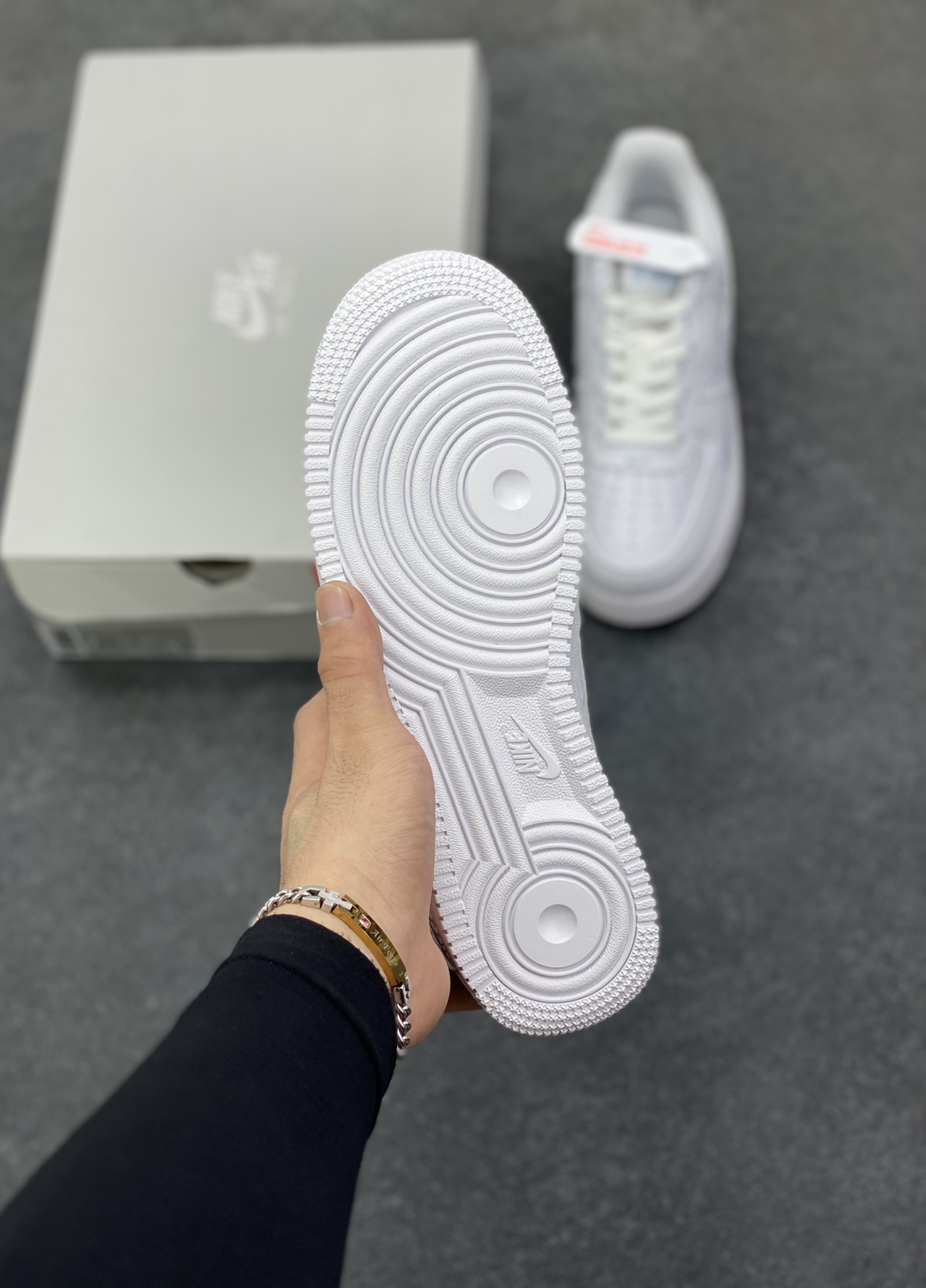 图片[5]-NK Air Force 1 空军一号 压印浮雕小勾 原楦头原纸板 打造纯正空军版型#专注外贸渠道 全掌内置蜂窝气垫 #原盒配件 原厂中底钢印、拉帮完美 货号：IH4475-100 尺码：36 36.5 37.5 38 38.5 39 40 40.5 41 42 42.5 43 44 44.5 45\”},\”album\”：{\”ewmpReviewedAlert\”：false,\”icon\”：\”https：//xcimg.szwego.com/20230605/a1685960761531_2661.jpg-选品中心