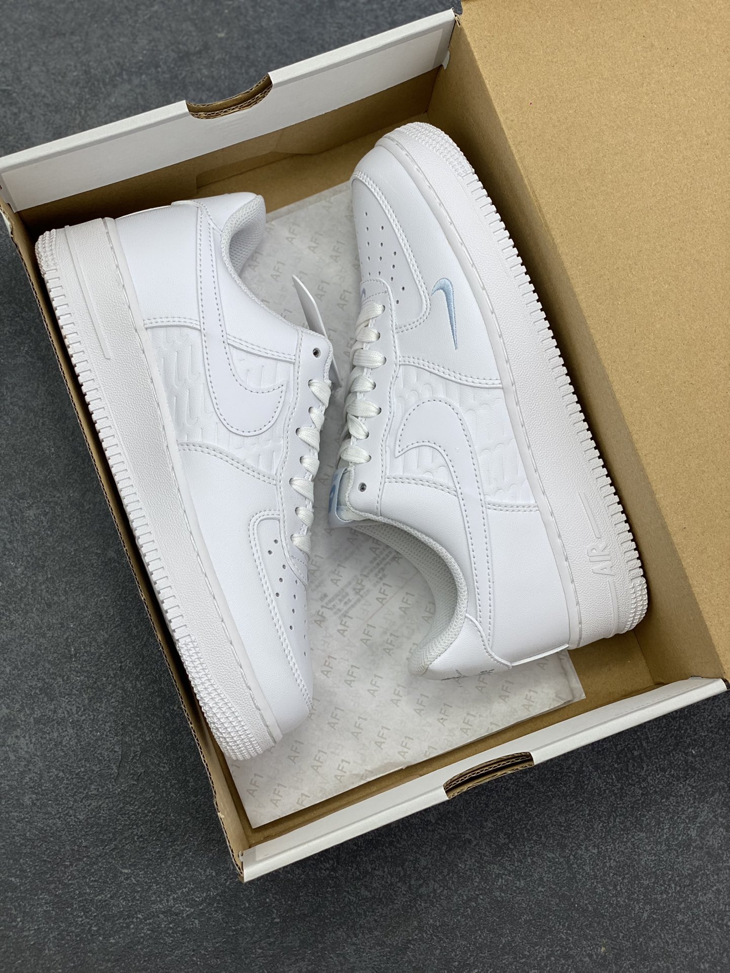 图片[9]-NK Air Force 1 空军一号 压印浮雕小勾 原楦头原纸板 打造纯正空军版型#专注外贸渠道 全掌内置蜂窝气垫 #原盒配件 原厂中底钢印、拉帮完美 货号：IH4475-100 尺码：36 36.5 37.5 38 38.5 39 40 40.5 41 42 42.5 43 44 44.5 45\”},\”album\”：{\”ewmpReviewedAlert\”：false,\”icon\”：\”https：//xcimg.szwego.com/20230605/a1685960761531_2661.jpg-选品中心