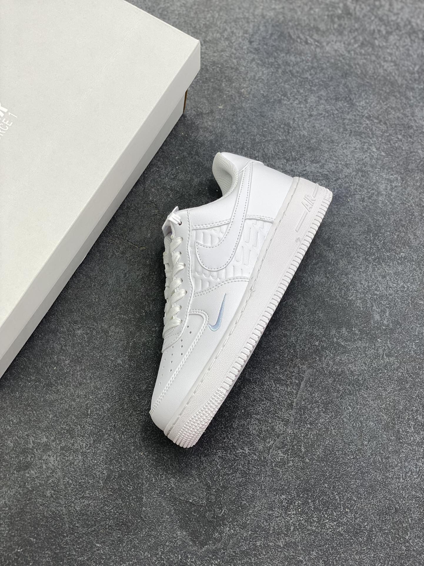 图片[7]-NK Air Force 1 空军一号 压印浮雕小勾 原楦头原纸板 打造纯正空军版型#专注外贸渠道 全掌内置蜂窝气垫 #原盒配件 原厂中底钢印、拉帮完美 货号：IH4475-100 尺码：36 36.5 37.5 38 38.5 39 40 40.5 41 42 42.5 43 44 44.5 45\”},\”album\”：{\”ewmpReviewedAlert\”：false,\”icon\”：\”https：//xcimg.szwego.com/20230605/a1685960761531_2661.jpg-选品中心