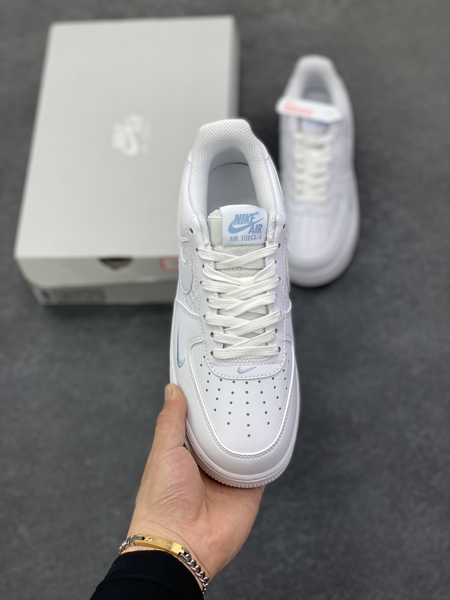 图片[2]-NK Air Force 1 空军一号 压印浮雕小勾 原楦头原纸板 打造纯正空军版型#专注外贸渠道 全掌内置蜂窝气垫 #原盒配件 原厂中底钢印、拉帮完美 货号：IH4475-100 尺码：36 36.5 37.5 38 38.5 39 40 40.5 41 42 42.5 43 44 44.5 45\”},\”album\”：{\”ewmpReviewedAlert\”：false,\”icon\”：\”https：//xcimg.szwego.com/20230605/a1685960761531_2661.jpg-选品中心