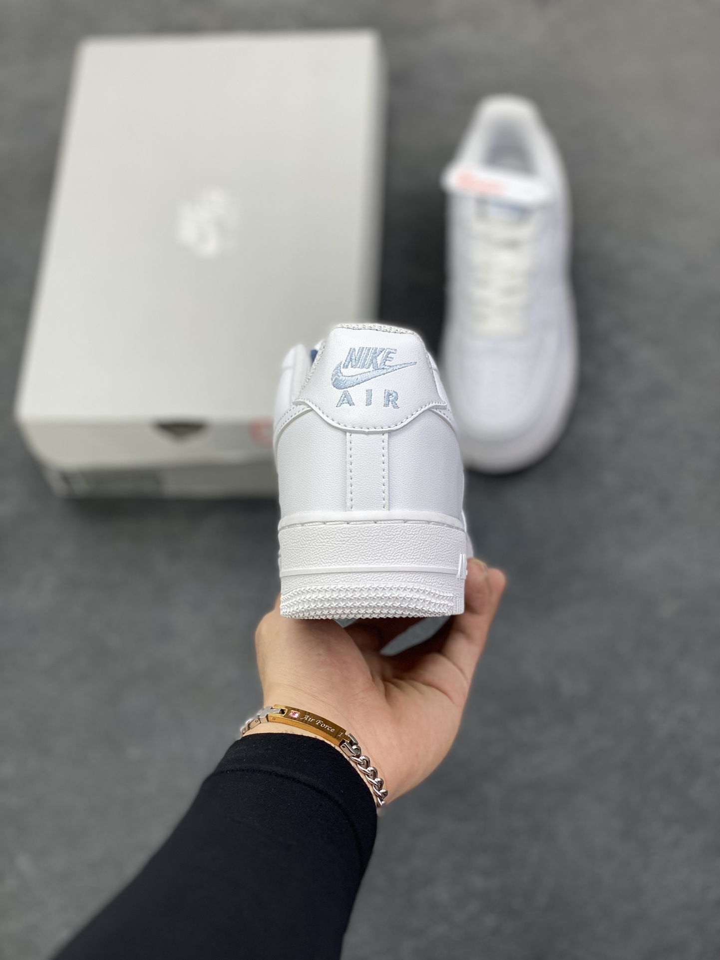 图片[4]-NK Air Force 1 空军一号 压印浮雕小勾 原楦头原纸板 打造纯正空军版型#专注外贸渠道 全掌内置蜂窝气垫 #原盒配件 原厂中底钢印、拉帮完美 货号：IH4475-100 尺码：36 36.5 37.5 38 38.5 39 40 40.5 41 42 42.5 43 44 44.5 45\”},\”album\”：{\”ewmpReviewedAlert\”：false,\”icon\”：\”https：//xcimg.szwego.com/20230605/a1685960761531_2661.jpg-选品中心