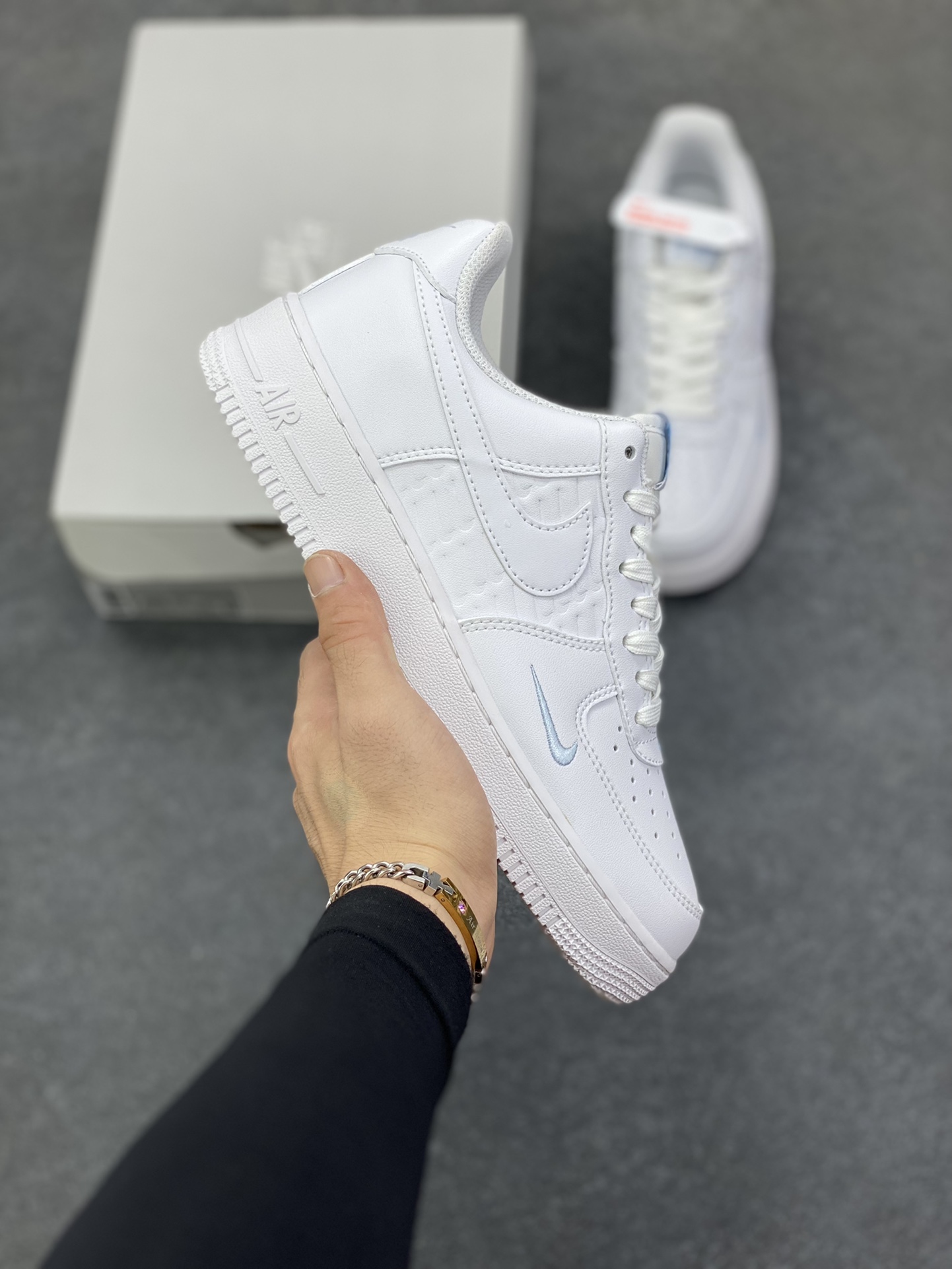 NK Air Force 1 空军一号 压印浮雕小勾 原楦头原纸板 打造纯正空军版型#专注外贸渠道 全掌内置蜂窝气垫 #原盒配件 原厂中底钢印、拉帮完美 货号：IH4475-100 尺码：36 36.5 37.5 38 38.5 39 40 40.5 41 42 42.5 43 44 44.5 45\