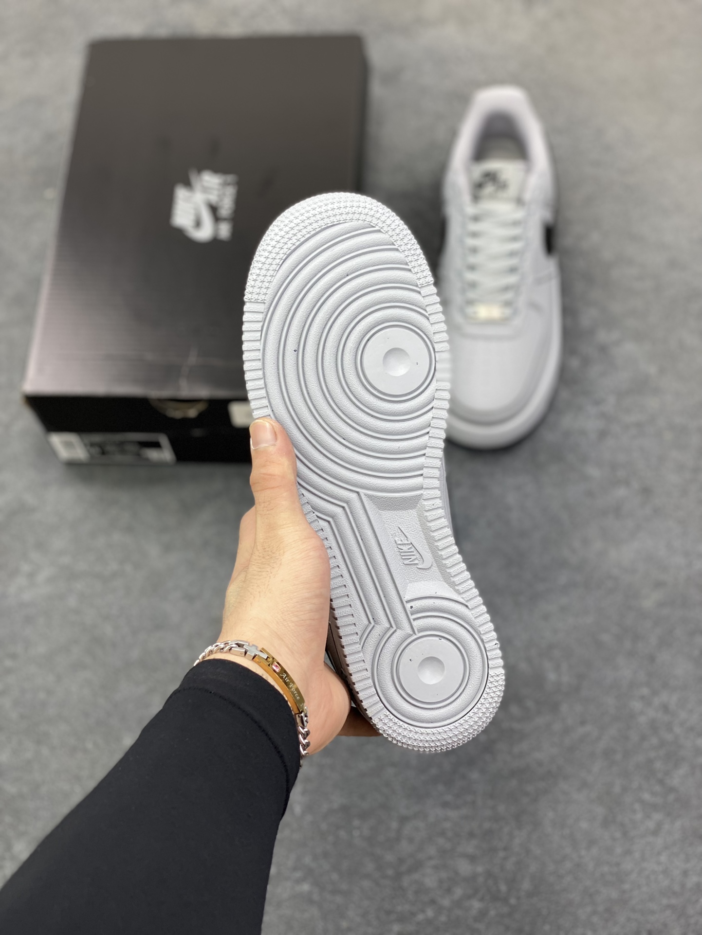 图片[5]-Nike Air Force 1 Low 灰线 原楦头原纸板 打造纯正空军版型 专注外贸渠道 全掌内置蜂窝气垫 原盒配件 原厂中底钢印、拉帮完美 货号：HQ2037-004 尺码：39 40 40.5 41 42 42.5 43 44 44.5 45-选品中心