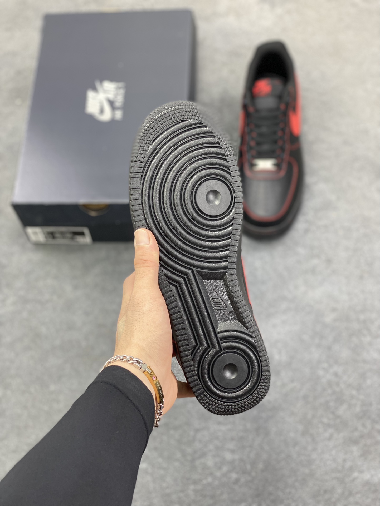 图片[5]-Nike Air Force 1 Low 黑红线 原楦头原纸板 打造纯正空军版型 专注外贸渠道 全掌内置蜂窝气垫 原盒配件 原厂中底钢印、拉帮完美 货号：HQ2037-005 尺码：36 36.5 37.5 38 38.5 39 40 40.5 41 42 42.5 43 44 44.5 45-选品中心