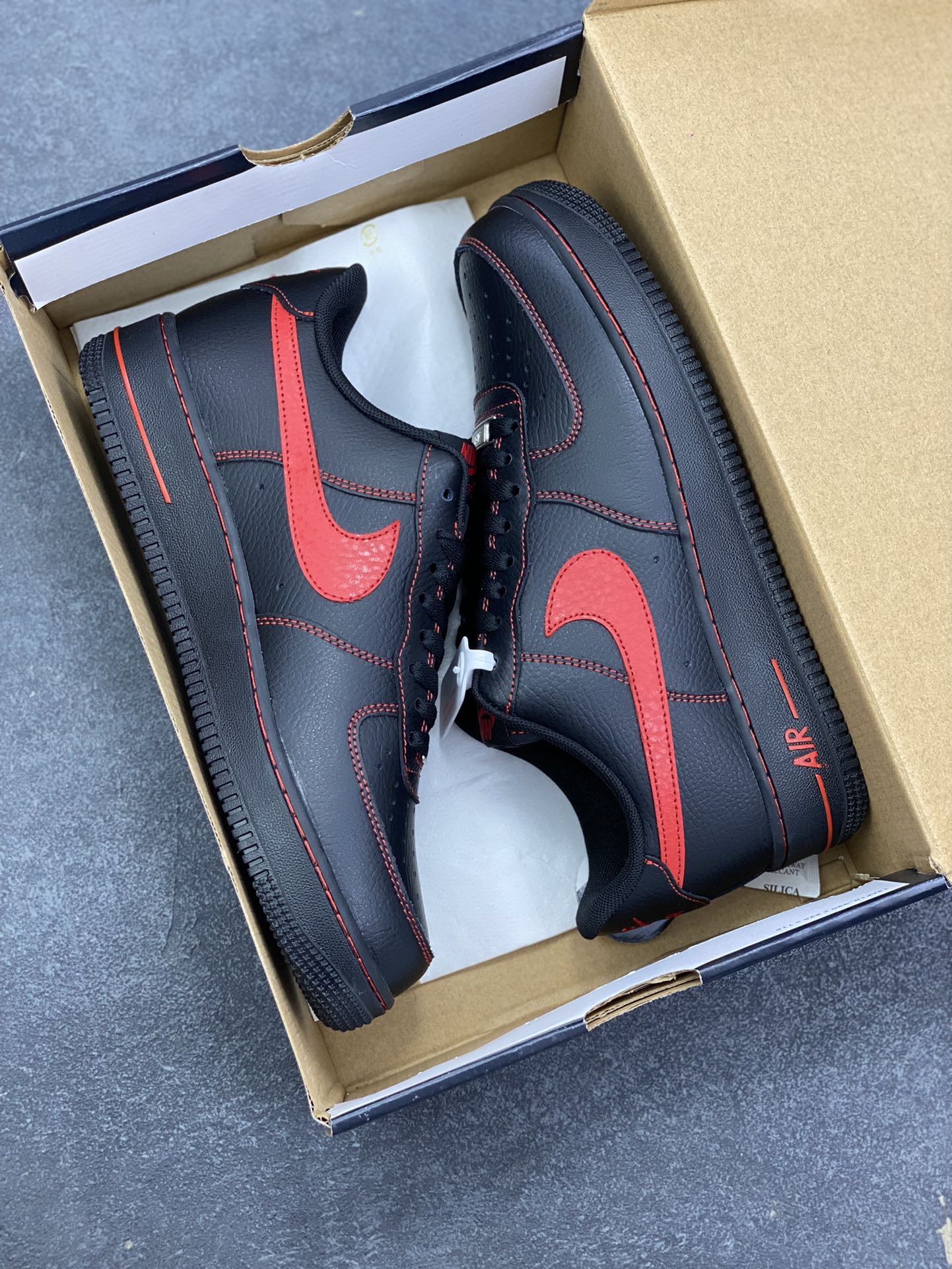 图片[9]-Nike Air Force 1 Low 黑红线 原楦头原纸板 打造纯正空军版型 专注外贸渠道 全掌内置蜂窝气垫 原盒配件 原厂中底钢印、拉帮完美 货号：HQ2037-005 尺码：36 36.5 37.5 38 38.5 39 40 40.5 41 42 42.5 43 44 44.5 45-选品中心