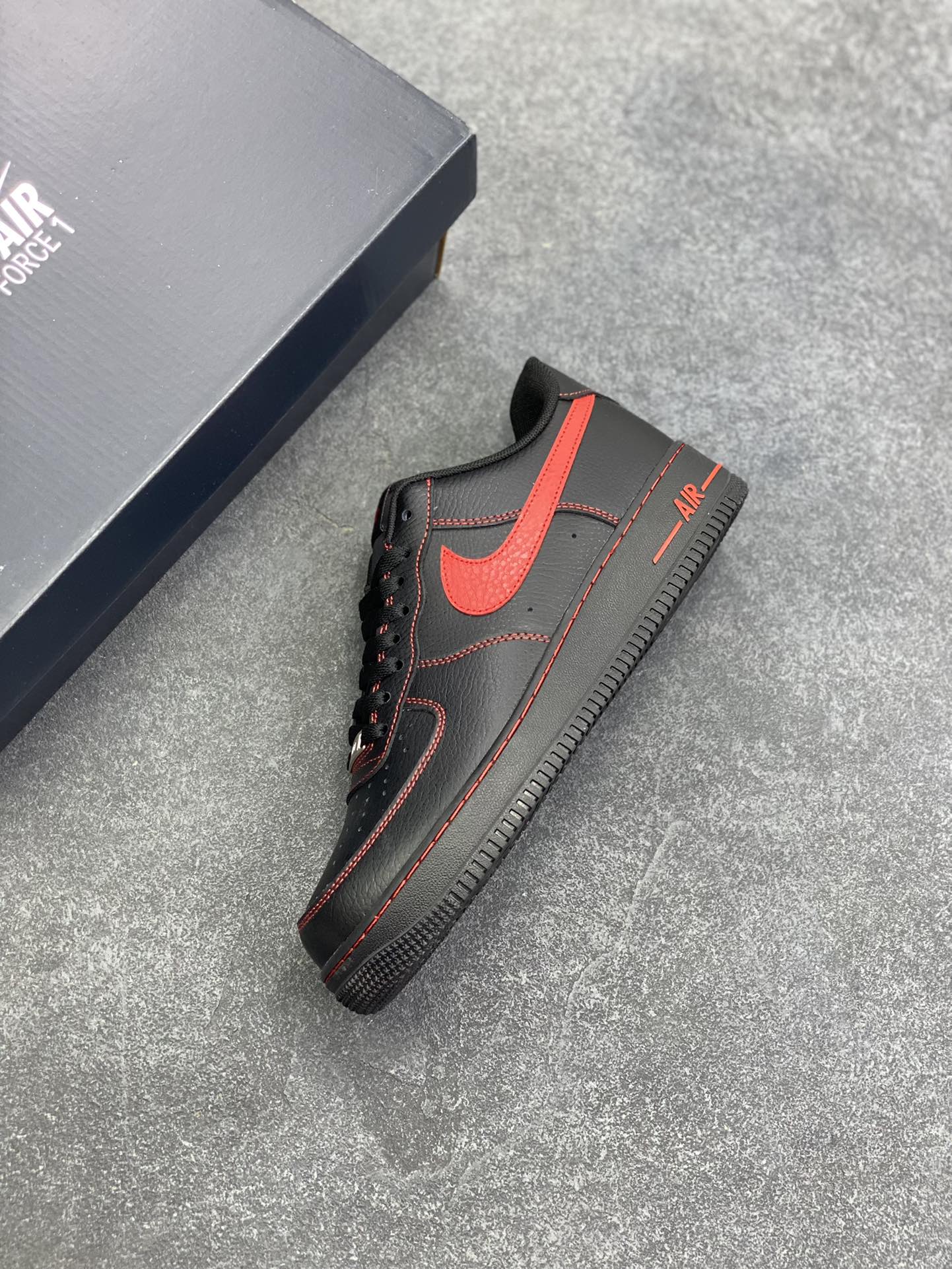 图片[7]-Nike Air Force 1 Low 黑红线 原楦头原纸板 打造纯正空军版型 专注外贸渠道 全掌内置蜂窝气垫 原盒配件 原厂中底钢印、拉帮完美 货号：HQ2037-005 尺码：36 36.5 37.5 38 38.5 39 40 40.5 41 42 42.5 43 44 44.5 45-选品中心