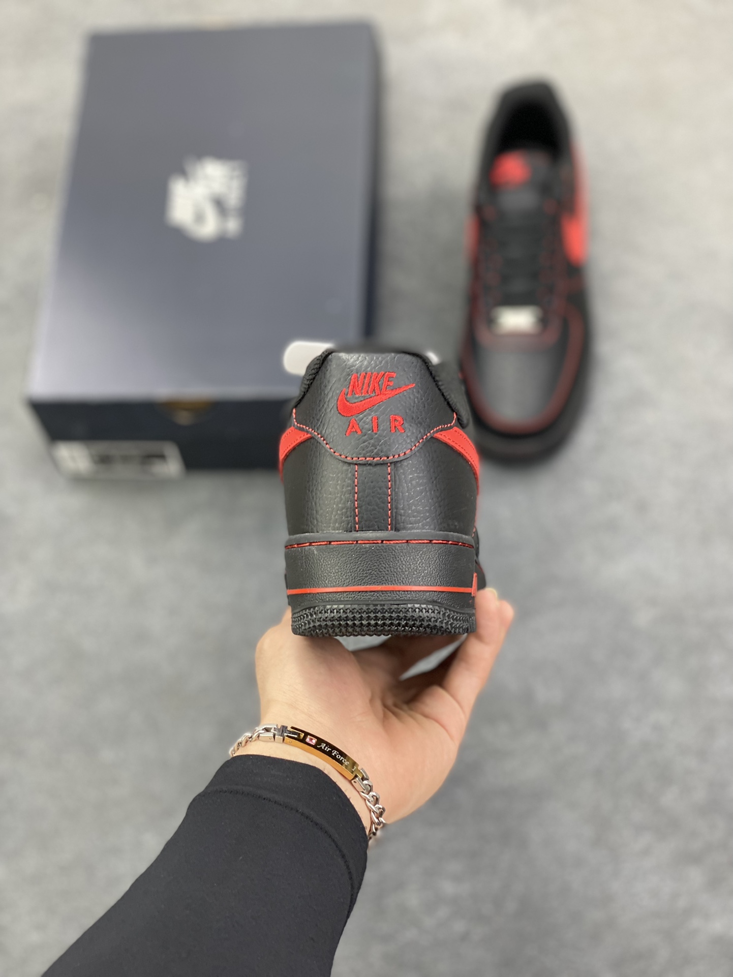 图片[4]-Nike Air Force 1 Low 黑红线 原楦头原纸板 打造纯正空军版型 专注外贸渠道 全掌内置蜂窝气垫 原盒配件 原厂中底钢印、拉帮完美 货号：HQ2037-005 尺码：36 36.5 37.5 38 38.5 39 40 40.5 41 42 42.5 43 44 44.5 45-选品中心