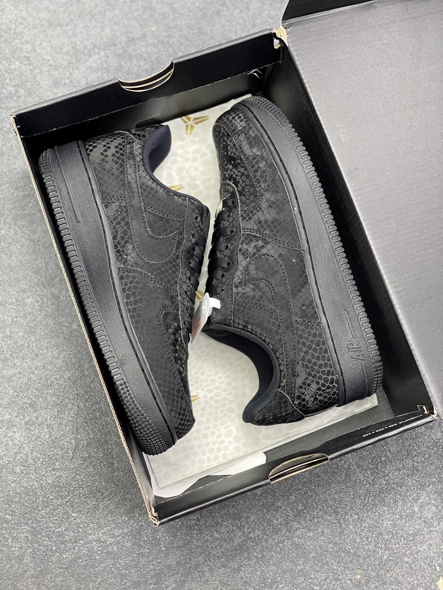 图片[9]-Nike Air Force 1 Low “Kobe Bryant”黑蛇纹科比限定 空军一号低帮休闲板鞋 原楦头原纸板 打造纯正空军版型#专注外贸渠道 全掌内置蜂窝气垫 #原盒配件 原厂中底钢印、拉帮完美 货号：IB0018-101 尺码：36 36.5 37.5 38 38.5 39 40 40.5 41 42 42.5 43 44 44.5 45-选品中心