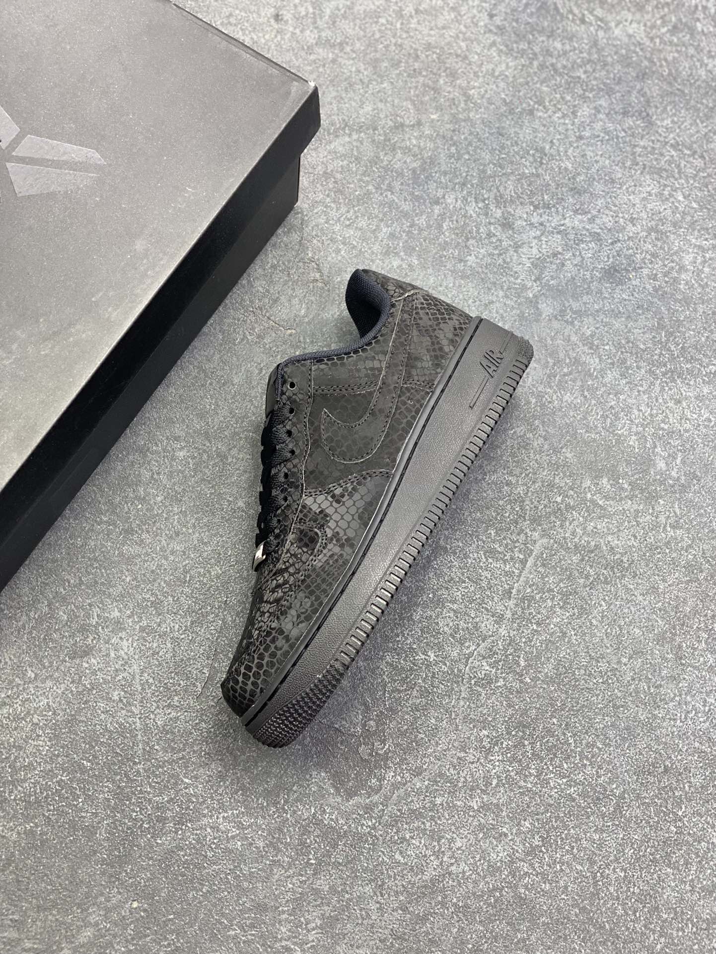 图片[7]-Nike Air Force 1 Low “Kobe Bryant”黑蛇纹科比限定 空军一号低帮休闲板鞋 原楦头原纸板 打造纯正空军版型#专注外贸渠道 全掌内置蜂窝气垫 #原盒配件 原厂中底钢印、拉帮完美 货号：IB0018-101 尺码：36 36.5 37.5 38 38.5 39 40 40.5 41 42 42.5 43 44 44.5 45-选品中心