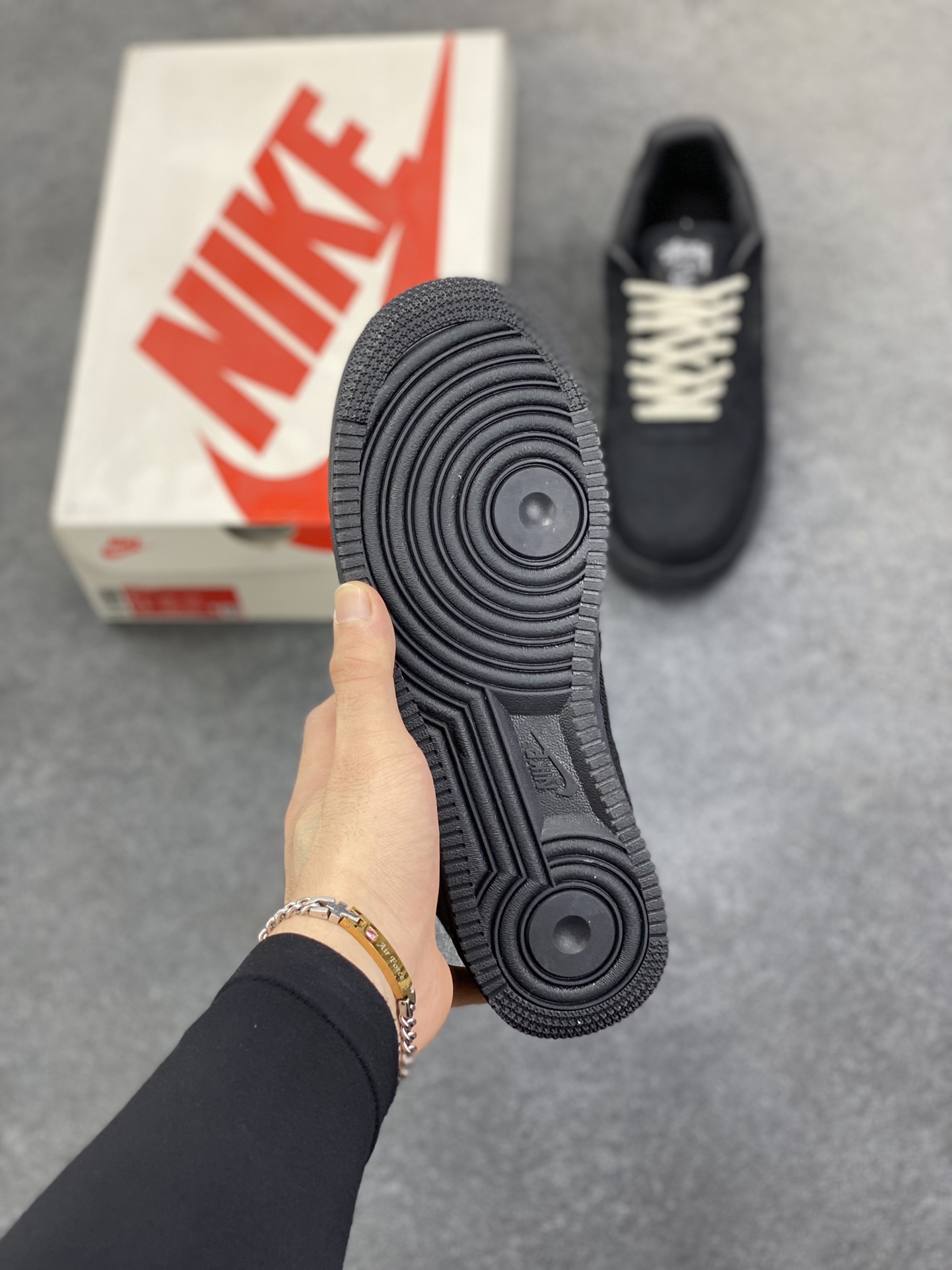 图片[5]-福利特价 ##Stussy x Air Force 1 \’07 \”Black Cool\” 斯图西联名空军 “黑麻布电绣钩子”原楦原纸版开发数据#同源670码克全工艺棉麻布,细腻搅织面料#中底背胶技术及全新开发EVA鞋垫 内置全掌air sole气垫 奢华质感显而易见 货号：CZ9084-001 尺码：36 36.5 37.5 38 38.5 39 40 40.5 41 42 42.5 43 44 44.5 45-选品中心