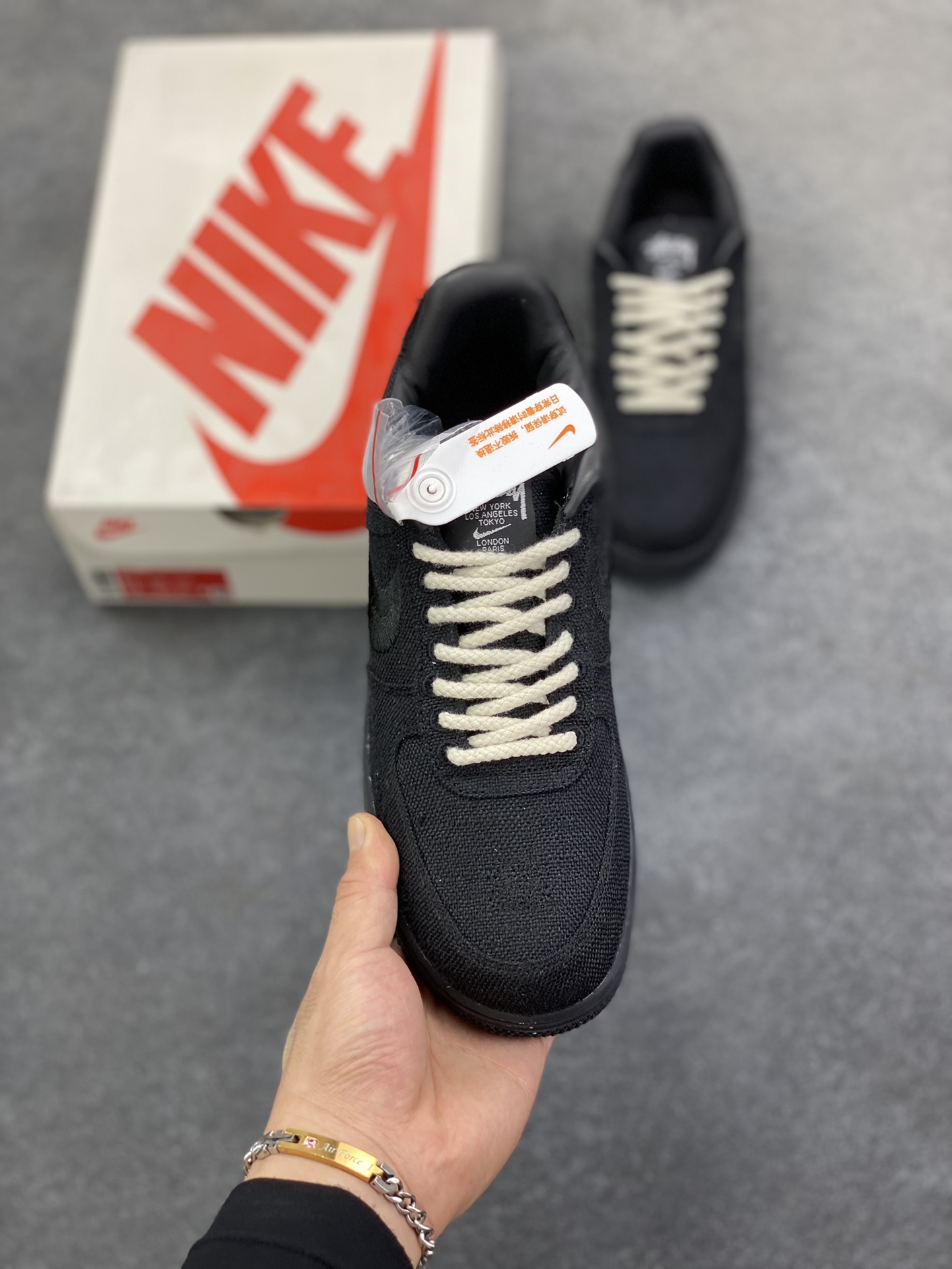 图片[2]-福利特价 ##Stussy x Air Force 1 \’07 \”Black Cool\” 斯图西联名空军 “黑麻布电绣钩子”原楦原纸版开发数据#同源670码克全工艺棉麻布,细腻搅织面料#中底背胶技术及全新开发EVA鞋垫 内置全掌air sole气垫 奢华质感显而易见 货号：CZ9084-001 尺码：36 36.5 37.5 38 38.5 39 40 40.5 41 42 42.5 43 44 44.5 45-选品中心