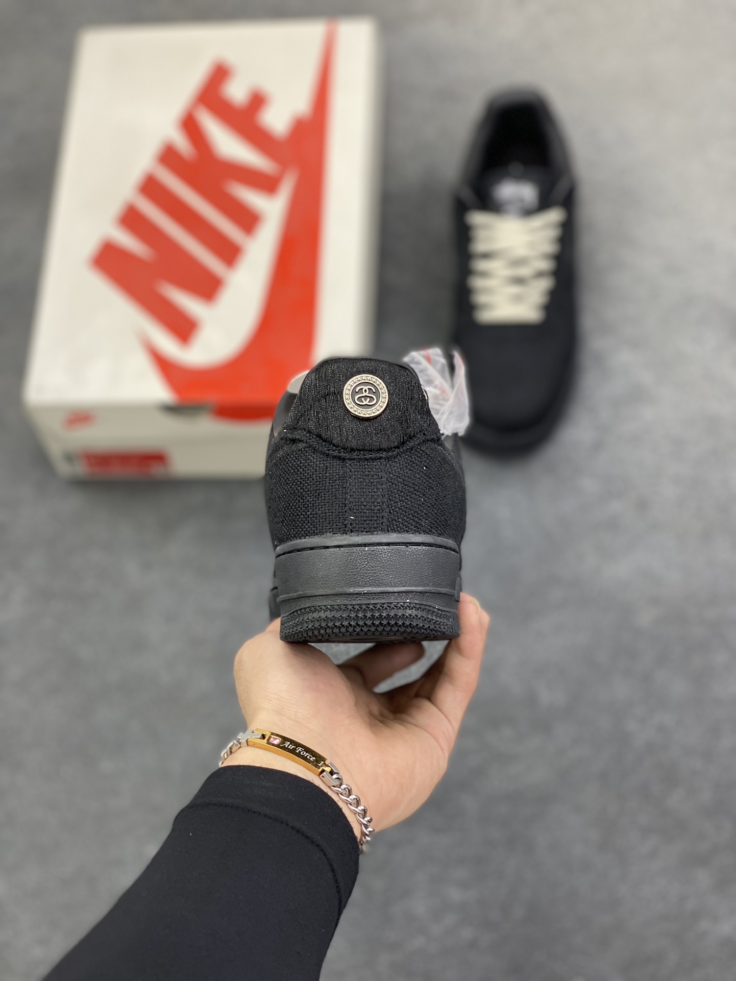 图片[4]-福利特价 ##Stussy x Air Force 1 \’07 \”Black Cool\” 斯图西联名空军 “黑麻布电绣钩子”原楦原纸版开发数据#同源670码克全工艺棉麻布,细腻搅织面料#中底背胶技术及全新开发EVA鞋垫 内置全掌air sole气垫 奢华质感显而易见 货号：CZ9084-001 尺码：36 36.5 37.5 38 38.5 39 40 40.5 41 42 42.5 43 44 44.5 45-选品中心