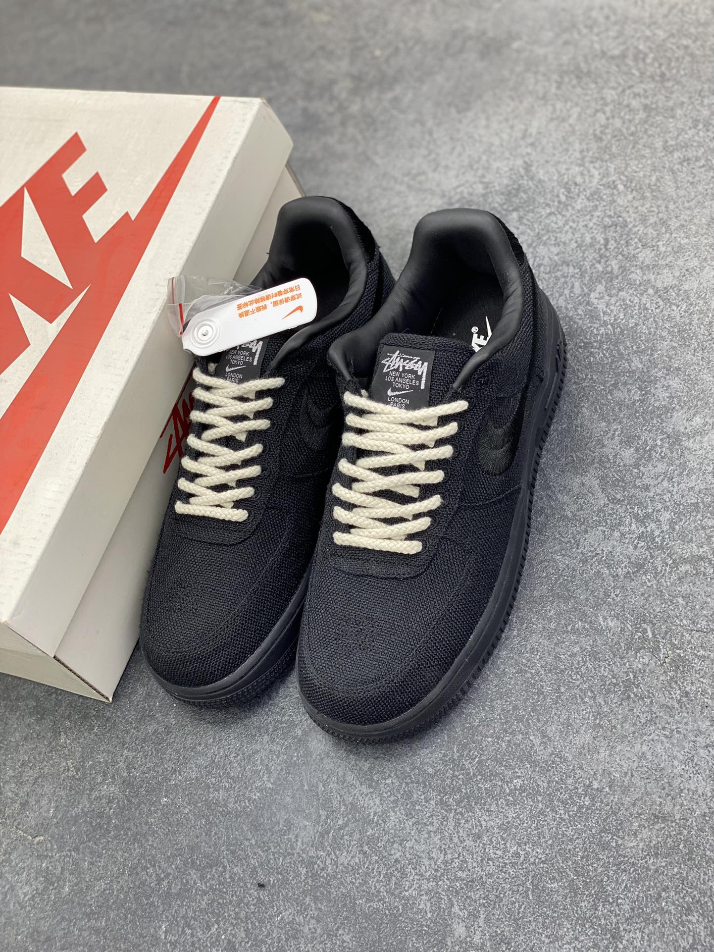 图片[8]-福利特价 ##Stussy x Air Force 1 \’07 \”Black Cool\” 斯图西联名空军 “黑麻布电绣钩子”原楦原纸版开发数据#同源670码克全工艺棉麻布,细腻搅织面料#中底背胶技术及全新开发EVA鞋垫 内置全掌air sole气垫 奢华质感显而易见 货号：CZ9084-001 尺码：36 36.5 37.5 38 38.5 39 40 40.5 41 42 42.5 43 44 44.5 45-选品中心