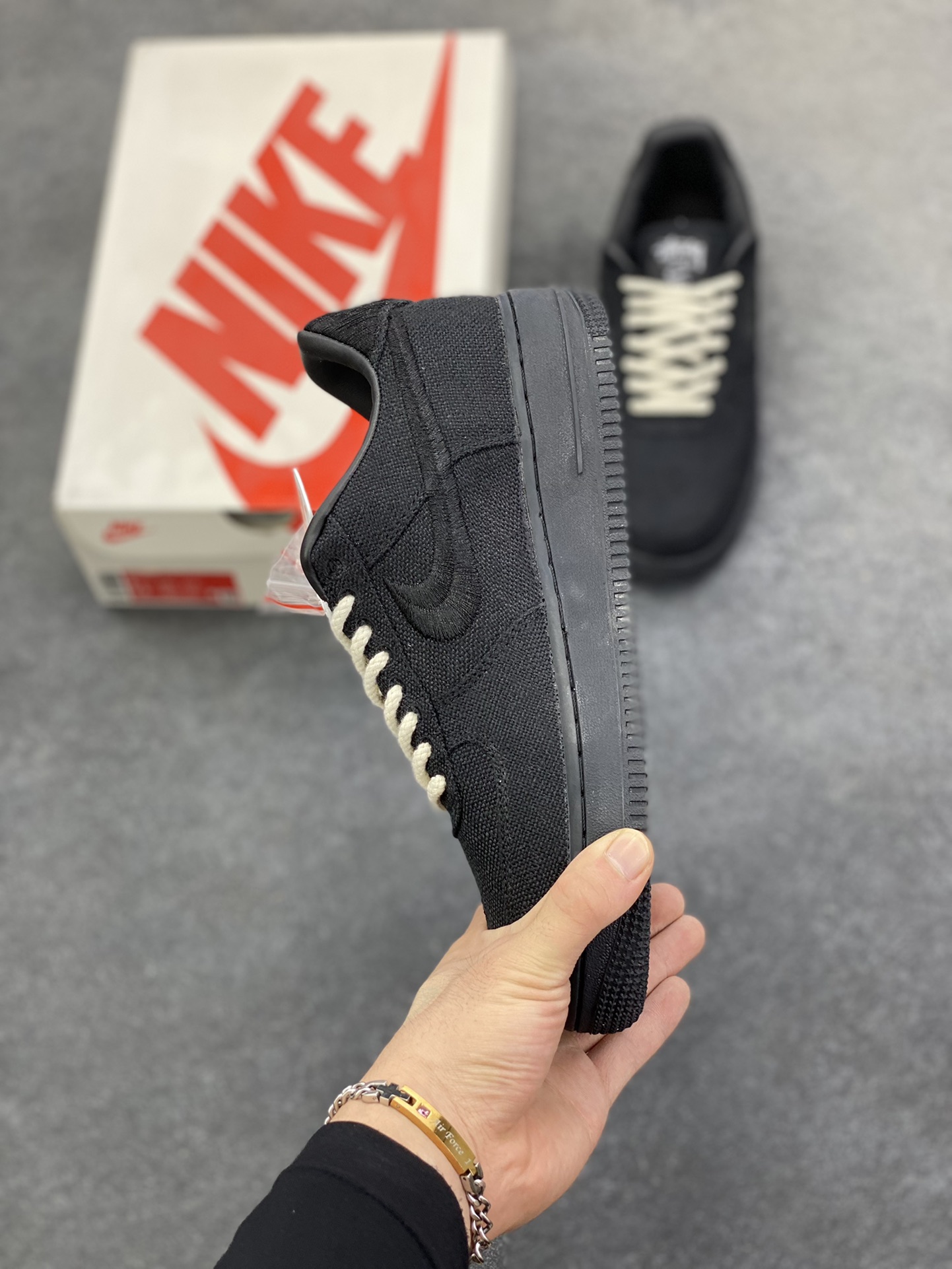 图片[3]-福利特价 ##Stussy x Air Force 1 \’07 \”Black Cool\” 斯图西联名空军 “黑麻布电绣钩子”原楦原纸版开发数据#同源670码克全工艺棉麻布,细腻搅织面料#中底背胶技术及全新开发EVA鞋垫 内置全掌air sole气垫 奢华质感显而易见 货号：CZ9084-001 尺码：36 36.5 37.5 38 38.5 39 40 40.5 41 42 42.5 43 44 44.5 45-选品中心