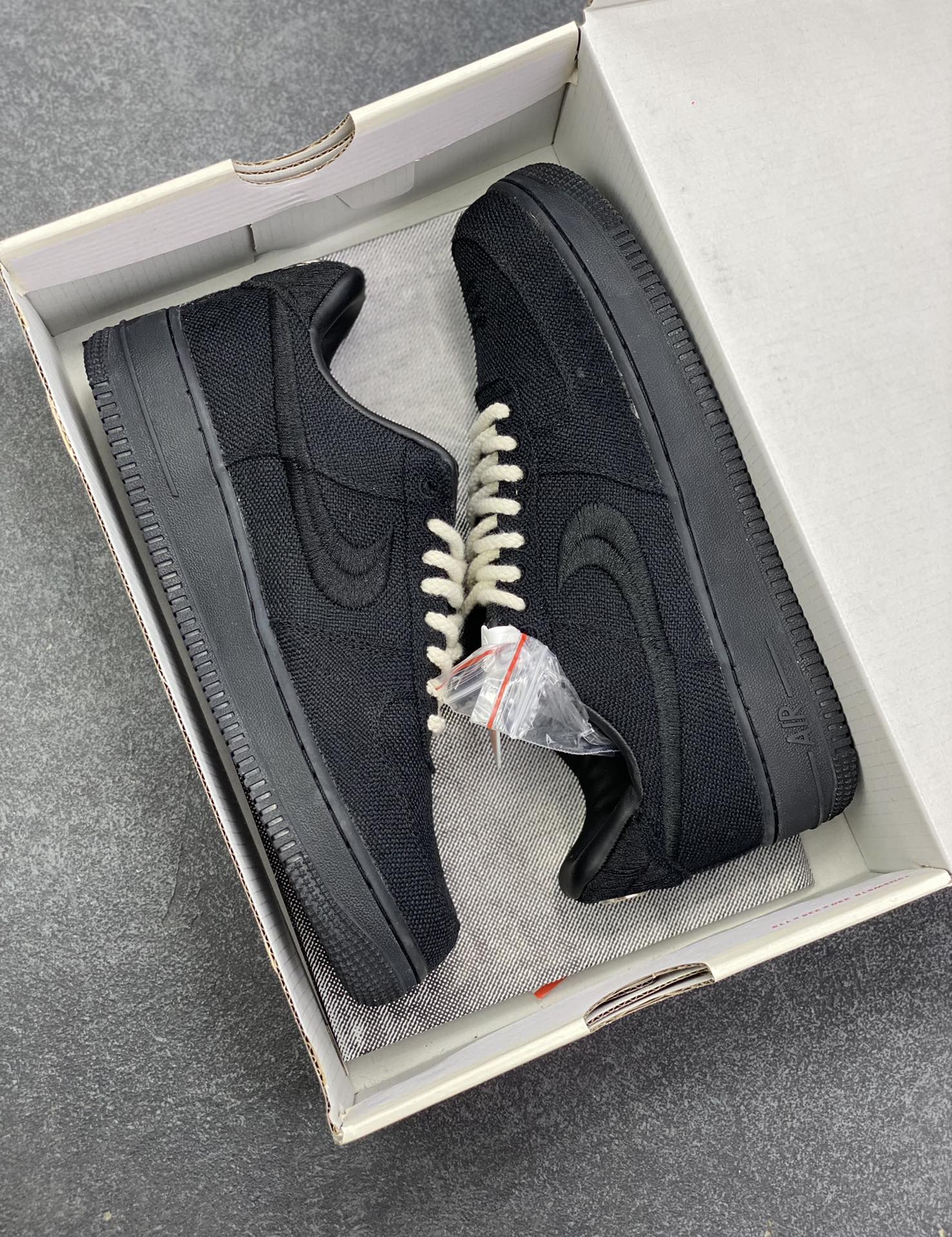 图片[9]-福利特价 ##Stussy x Air Force 1 \’07 \”Black Cool\” 斯图西联名空军 “黑麻布电绣钩子”原楦原纸版开发数据#同源670码克全工艺棉麻布,细腻搅织面料#中底背胶技术及全新开发EVA鞋垫 内置全掌air sole气垫 奢华质感显而易见 货号：CZ9084-001 尺码：36 36.5 37.5 38 38.5 39 40 40.5 41 42 42.5 43 44 44.5 45-选品中心