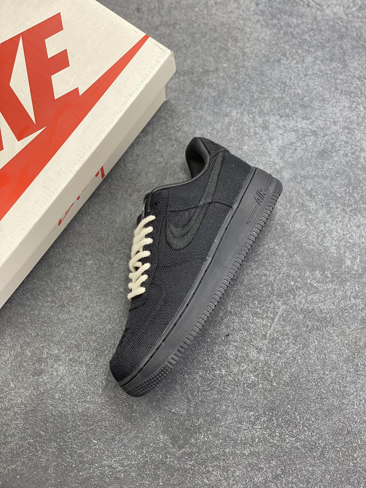 图片[7]-福利特价 ##Stussy x Air Force 1 \’07 \”Black Cool\” 斯图西联名空军 “黑麻布电绣钩子”原楦原纸版开发数据#同源670码克全工艺棉麻布,细腻搅织面料#中底背胶技术及全新开发EVA鞋垫 内置全掌air sole气垫 奢华质感显而易见 货号：CZ9084-001 尺码：36 36.5 37.5 38 38.5 39 40 40.5 41 42 42.5 43 44 44.5 45-选品中心