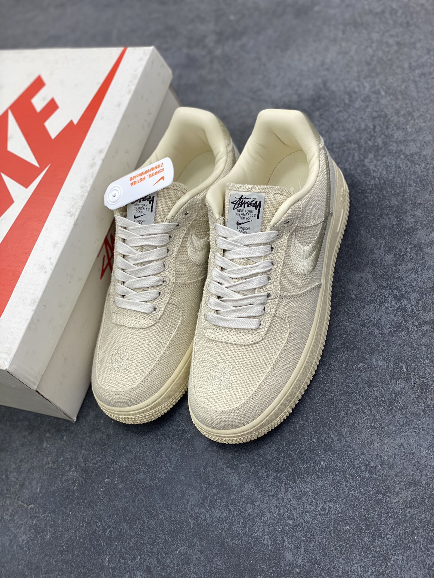 图片[8]-福利特价 ##Stussy x Air Force 1 \’07 \”Black Cool\” 斯图西联名空军 “米白麻布电绣钩子”原楦原纸版开发数据#同源670码克全工艺棉麻布,细腻搅织面料#中底背胶技术及全新开发EVA鞋垫 内置全掌air sole气垫 奢华质感显而易见 货号：CZ9084-200 尺码：36 36.5 37.5 38 38.5 39 40 40.5 41 42 42.5 43 44 44.5 45-选品中心