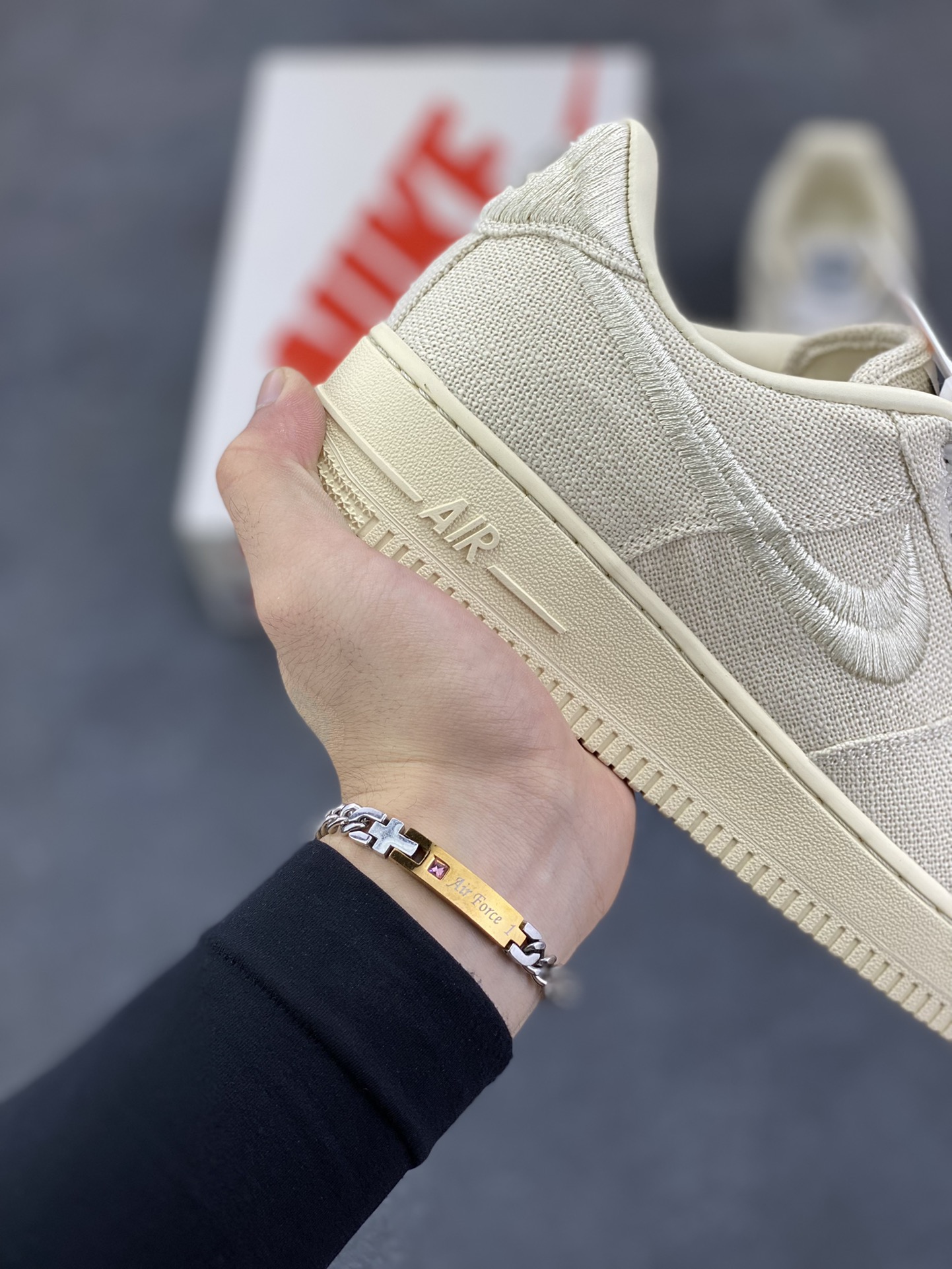 图片[6]-福利特价 ##Stussy x Air Force 1 \’07 \”Black Cool\” 斯图西联名空军 “米白麻布电绣钩子”原楦原纸版开发数据#同源670码克全工艺棉麻布,细腻搅织面料#中底背胶技术及全新开发EVA鞋垫 内置全掌air sole气垫 奢华质感显而易见 货号：CZ9084-200 尺码：36 36.5 37.5 38 38.5 39 40 40.5 41 42 42.5 43 44 44.5 45-选品中心