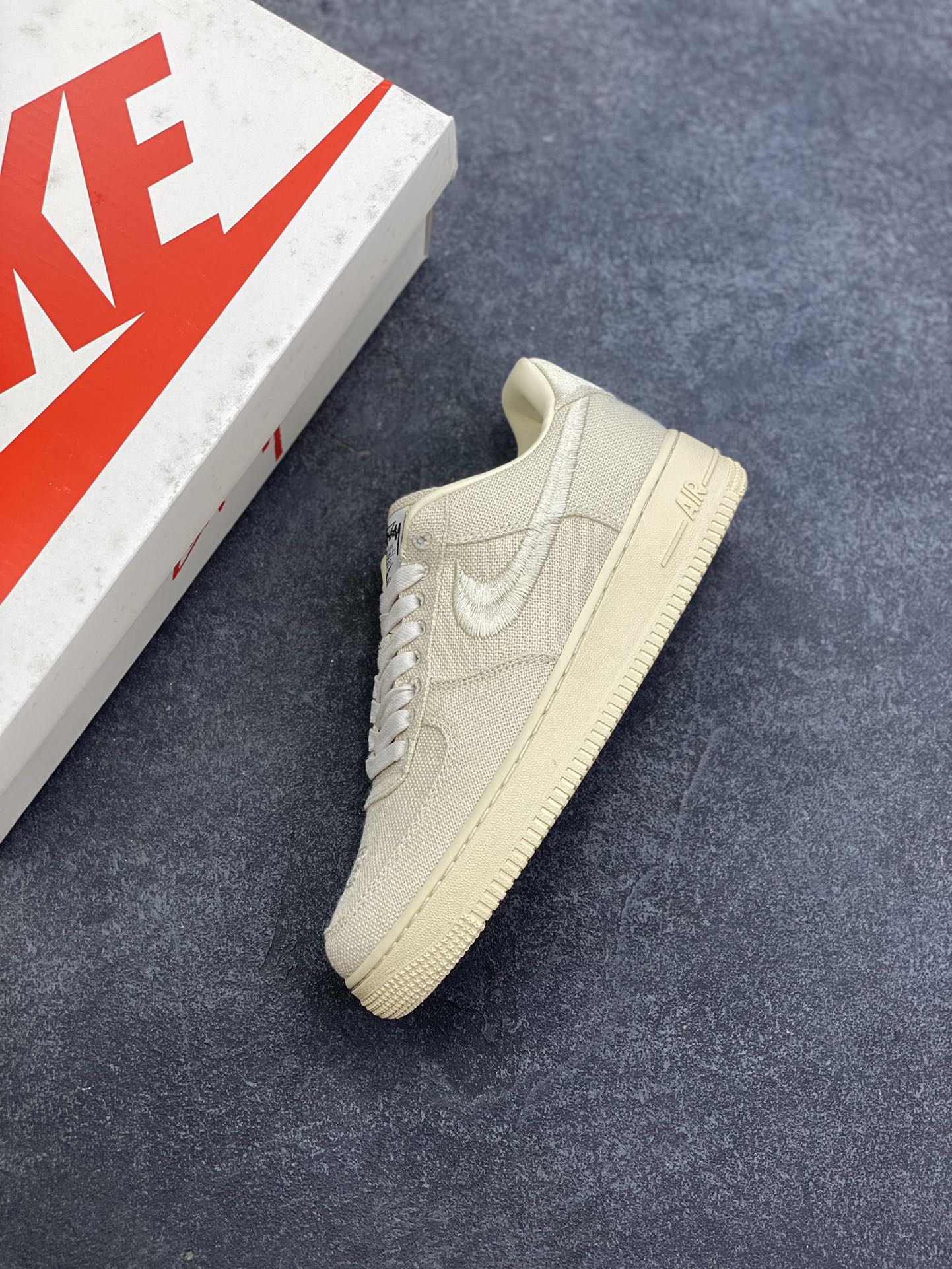 图片[7]-福利特价 ##Stussy x Air Force 1 \’07 \”Black Cool\” 斯图西联名空军 “米白麻布电绣钩子”原楦原纸版开发数据#同源670码克全工艺棉麻布,细腻搅织面料#中底背胶技术及全新开发EVA鞋垫 内置全掌air sole气垫 奢华质感显而易见 货号：CZ9084-200 尺码：36 36.5 37.5 38 38.5 39 40 40.5 41 42 42.5 43 44 44.5 45-选品中心