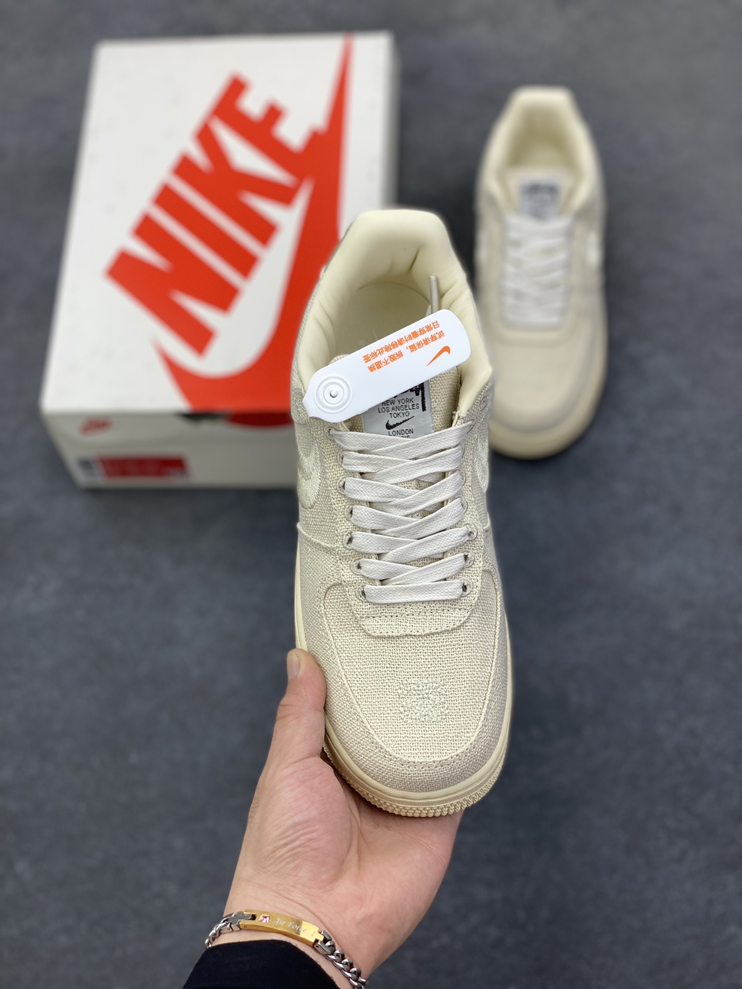 图片[2]-福利特价 ##Stussy x Air Force 1 \’07 \”Black Cool\” 斯图西联名空军 “米白麻布电绣钩子”原楦原纸版开发数据#同源670码克全工艺棉麻布,细腻搅织面料#中底背胶技术及全新开发EVA鞋垫 内置全掌air sole气垫 奢华质感显而易见 货号：CZ9084-200 尺码：36 36.5 37.5 38 38.5 39 40 40.5 41 42 42.5 43 44 44.5 45-选品中心