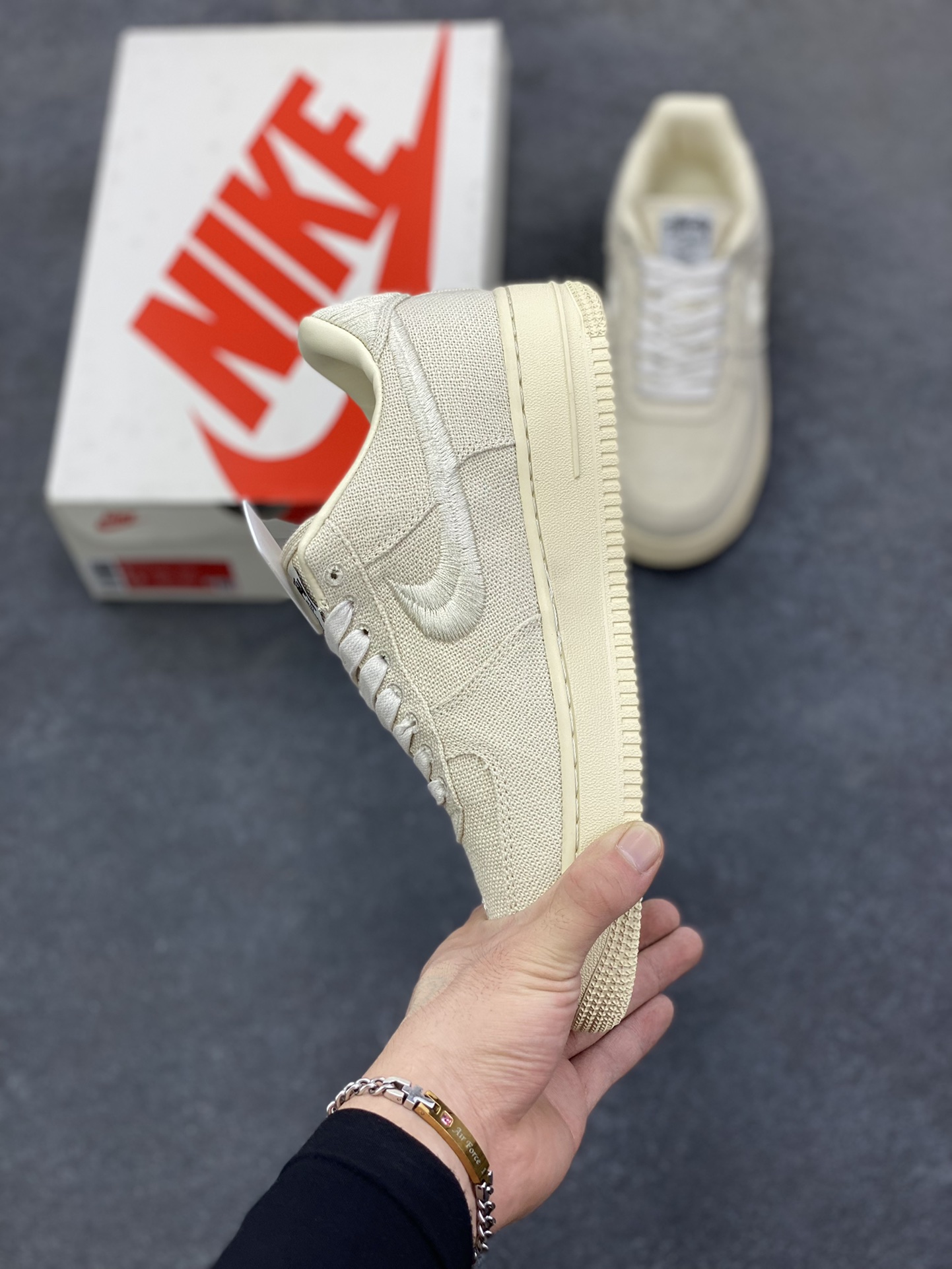 图片[3]-福利特价 ##Stussy x Air Force 1 \’07 \”Black Cool\” 斯图西联名空军 “米白麻布电绣钩子”原楦原纸版开发数据#同源670码克全工艺棉麻布,细腻搅织面料#中底背胶技术及全新开发EVA鞋垫 内置全掌air sole气垫 奢华质感显而易见 货号：CZ9084-200 尺码：36 36.5 37.5 38 38.5 39 40 40.5 41 42 42.5 43 44 44.5 45-选品中心