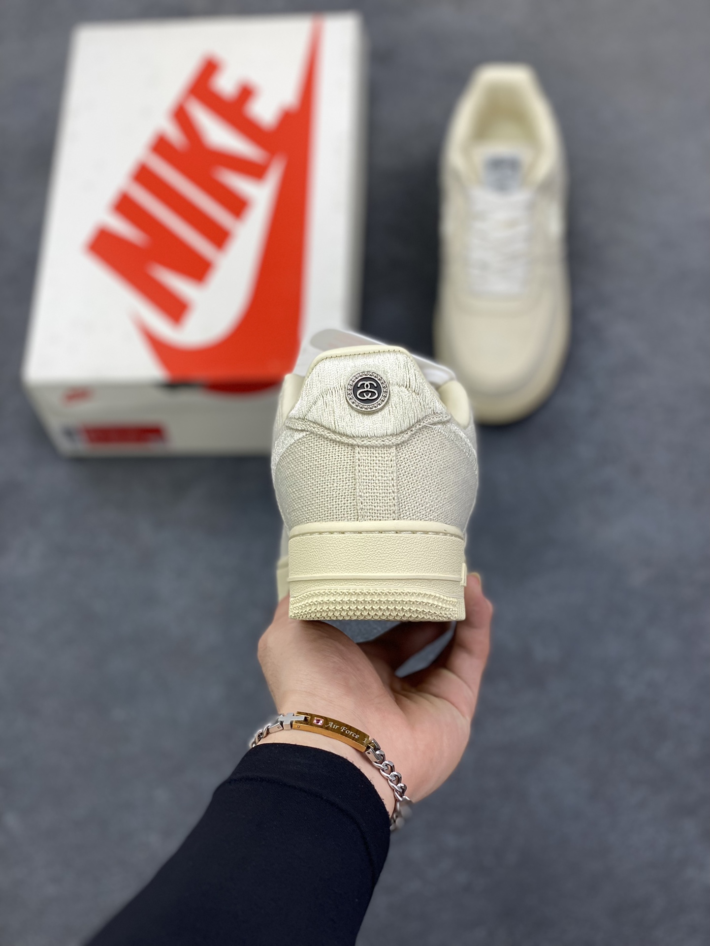 图片[4]-福利特价 ##Stussy x Air Force 1 \’07 \”Black Cool\” 斯图西联名空军 “米白麻布电绣钩子”原楦原纸版开发数据#同源670码克全工艺棉麻布,细腻搅织面料#中底背胶技术及全新开发EVA鞋垫 内置全掌air sole气垫 奢华质感显而易见 货号：CZ9084-200 尺码：36 36.5 37.5 38 38.5 39 40 40.5 41 42 42.5 43 44 44.5 45-选品中心