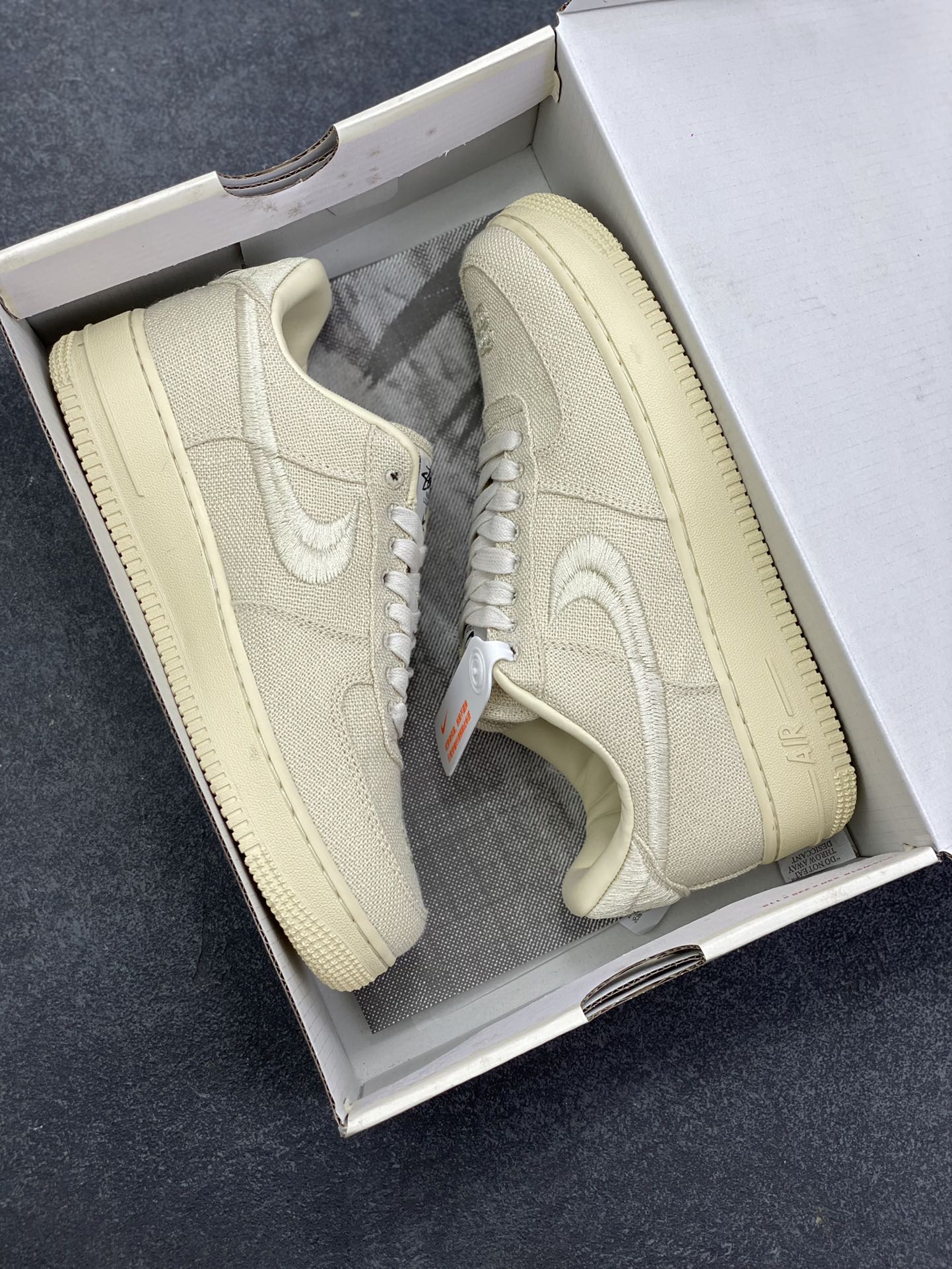 图片[9]-福利特价 ##Stussy x Air Force 1 \’07 \”Black Cool\” 斯图西联名空军 “米白麻布电绣钩子”原楦原纸版开发数据#同源670码克全工艺棉麻布,细腻搅织面料#中底背胶技术及全新开发EVA鞋垫 内置全掌air sole气垫 奢华质感显而易见 货号：CZ9084-200 尺码：36 36.5 37.5 38 38.5 39 40 40.5 41 42 42.5 43 44 44.5 45-选品中心